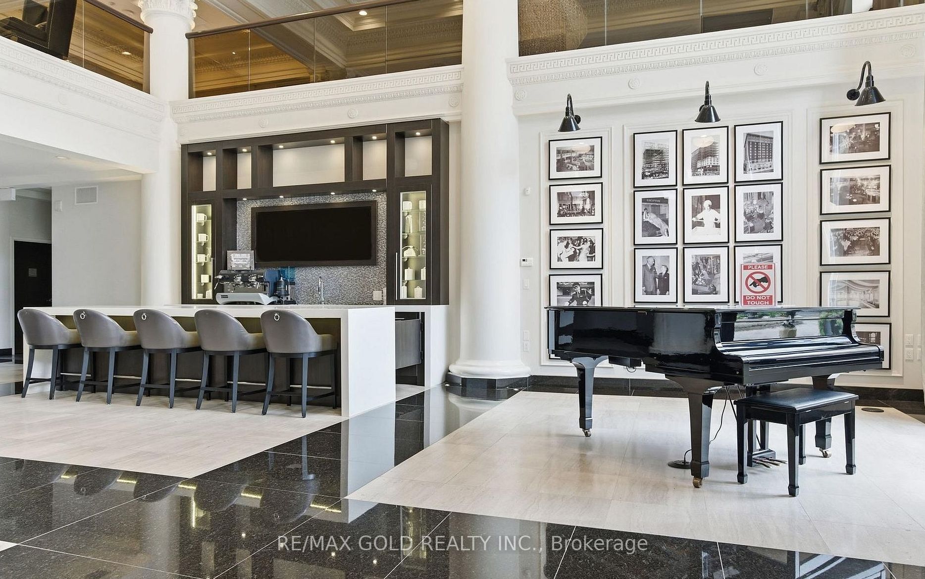 112 King Street E 305