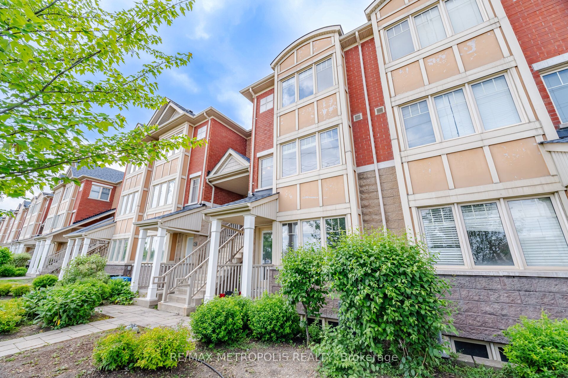 3975 Eglinton Avenue W 17