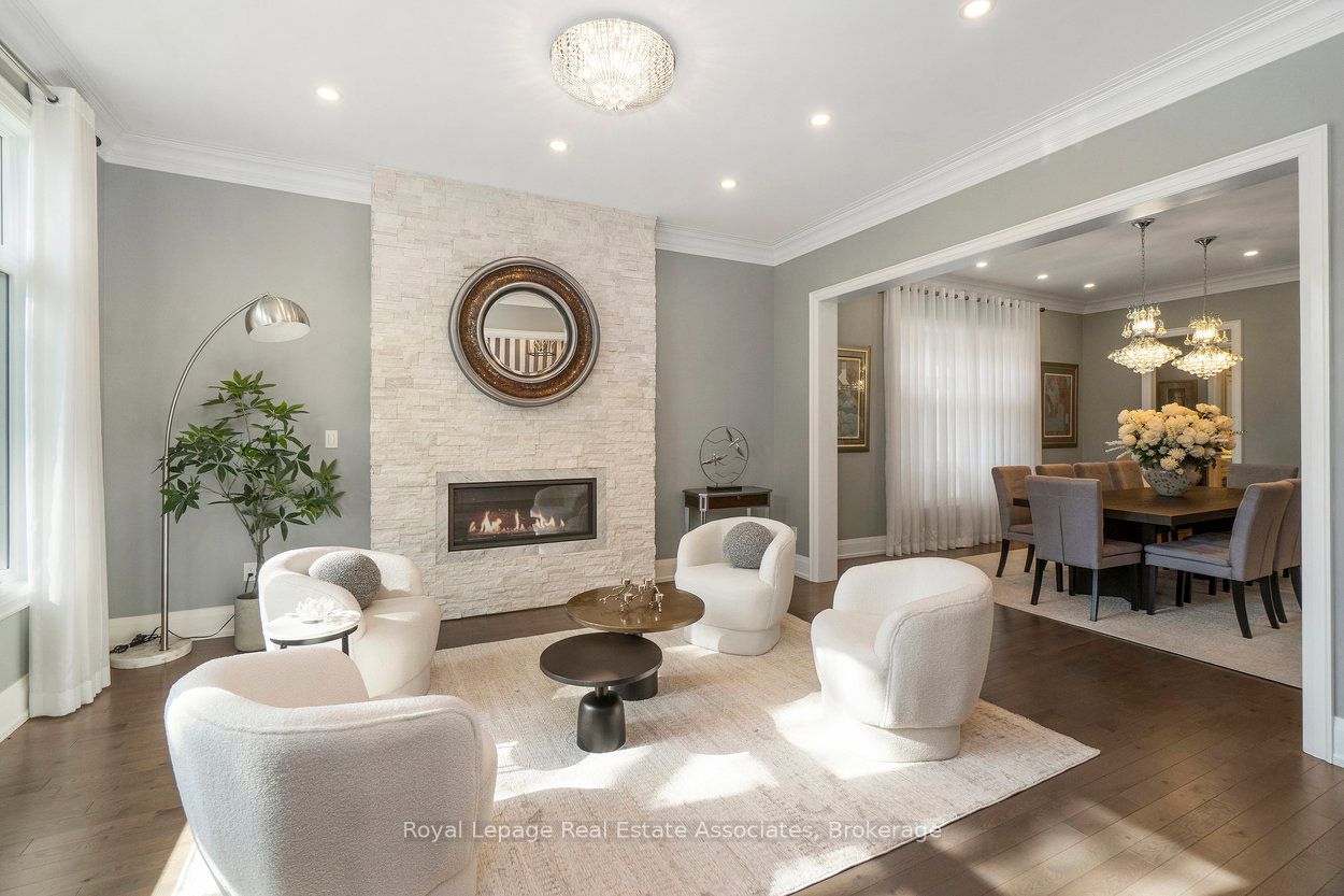 1285 Mineola Gardens