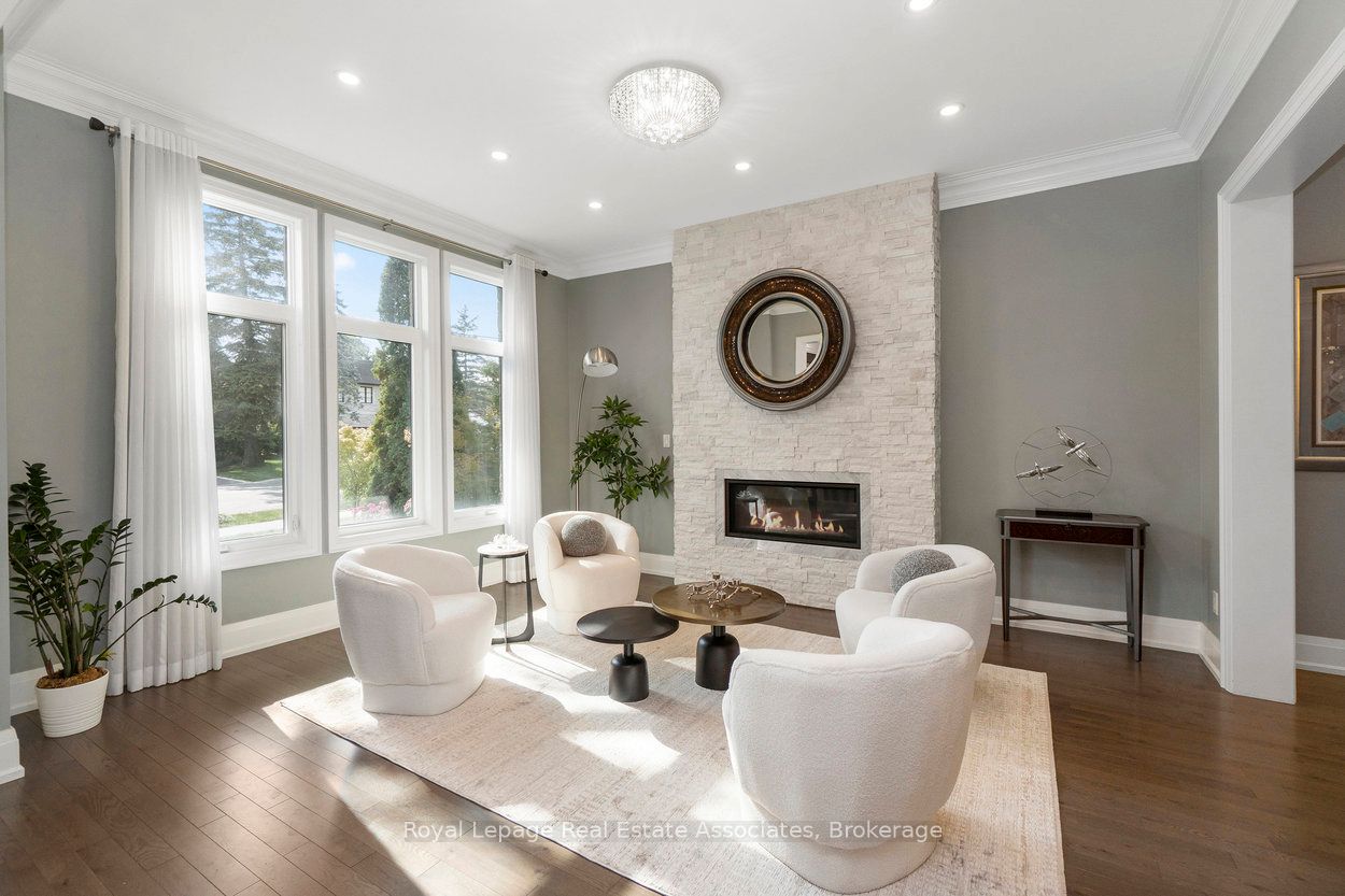 1285 Mineola Gardens