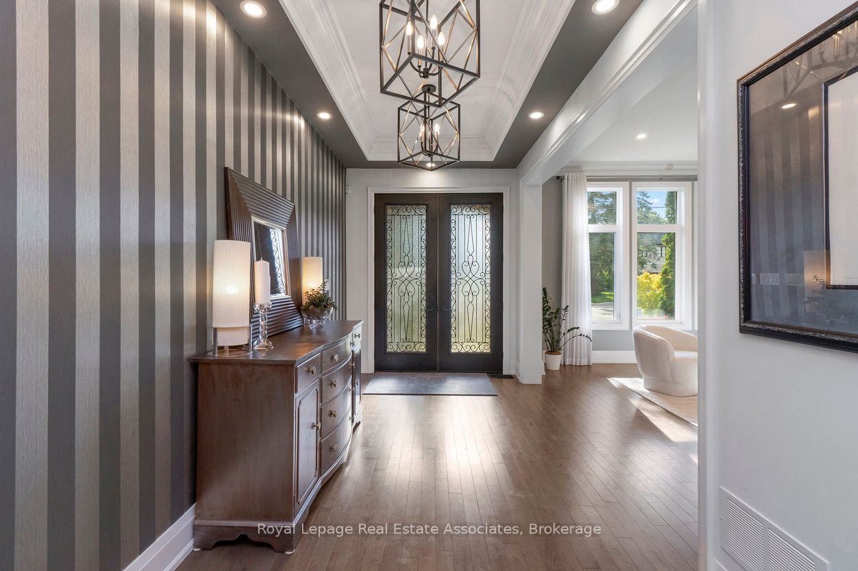 1285 Mineola Gardens