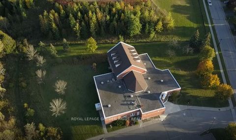 415 Pickering Crescent Newmarket ON L3Y 8G8