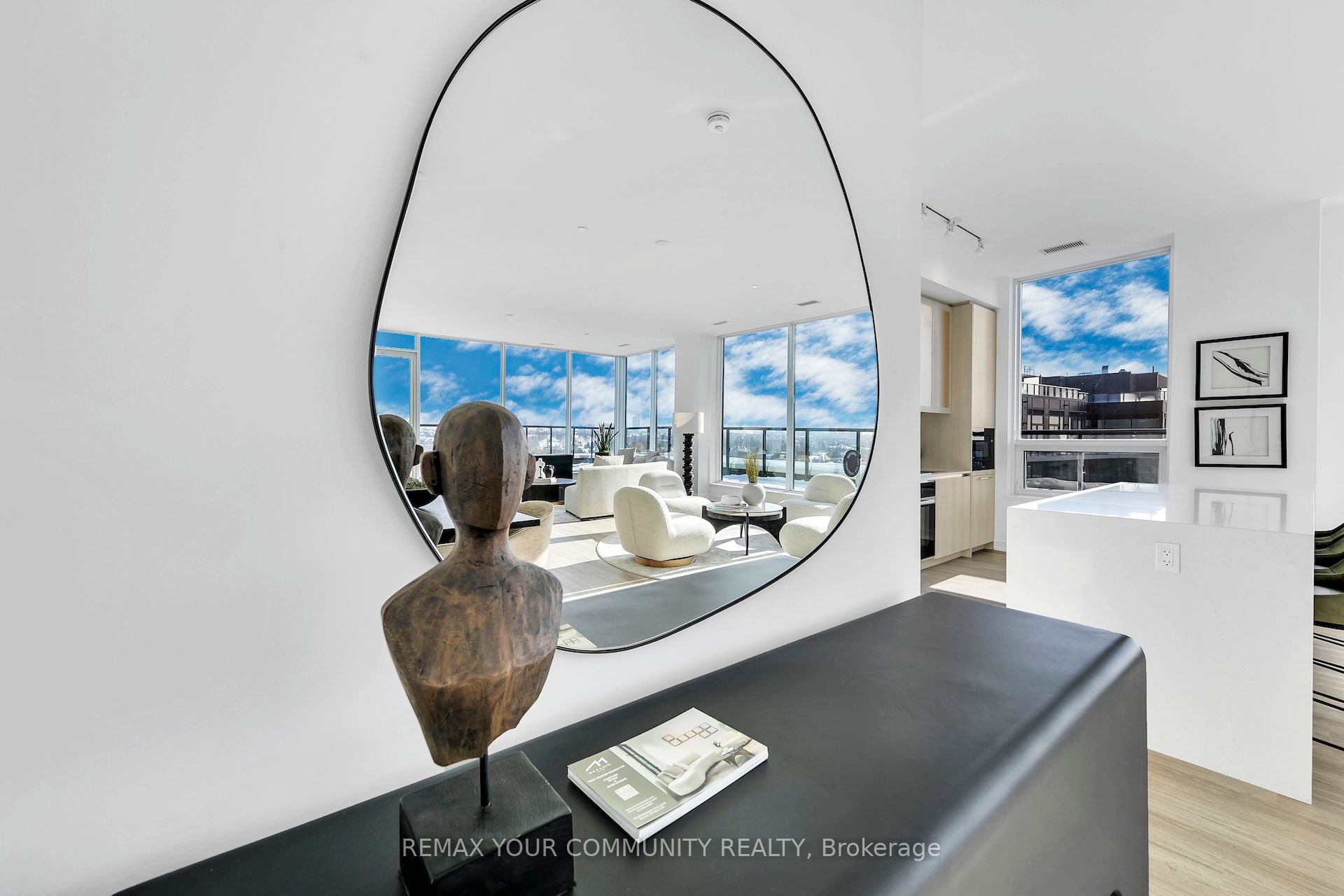 8188 Yonge Street 1002