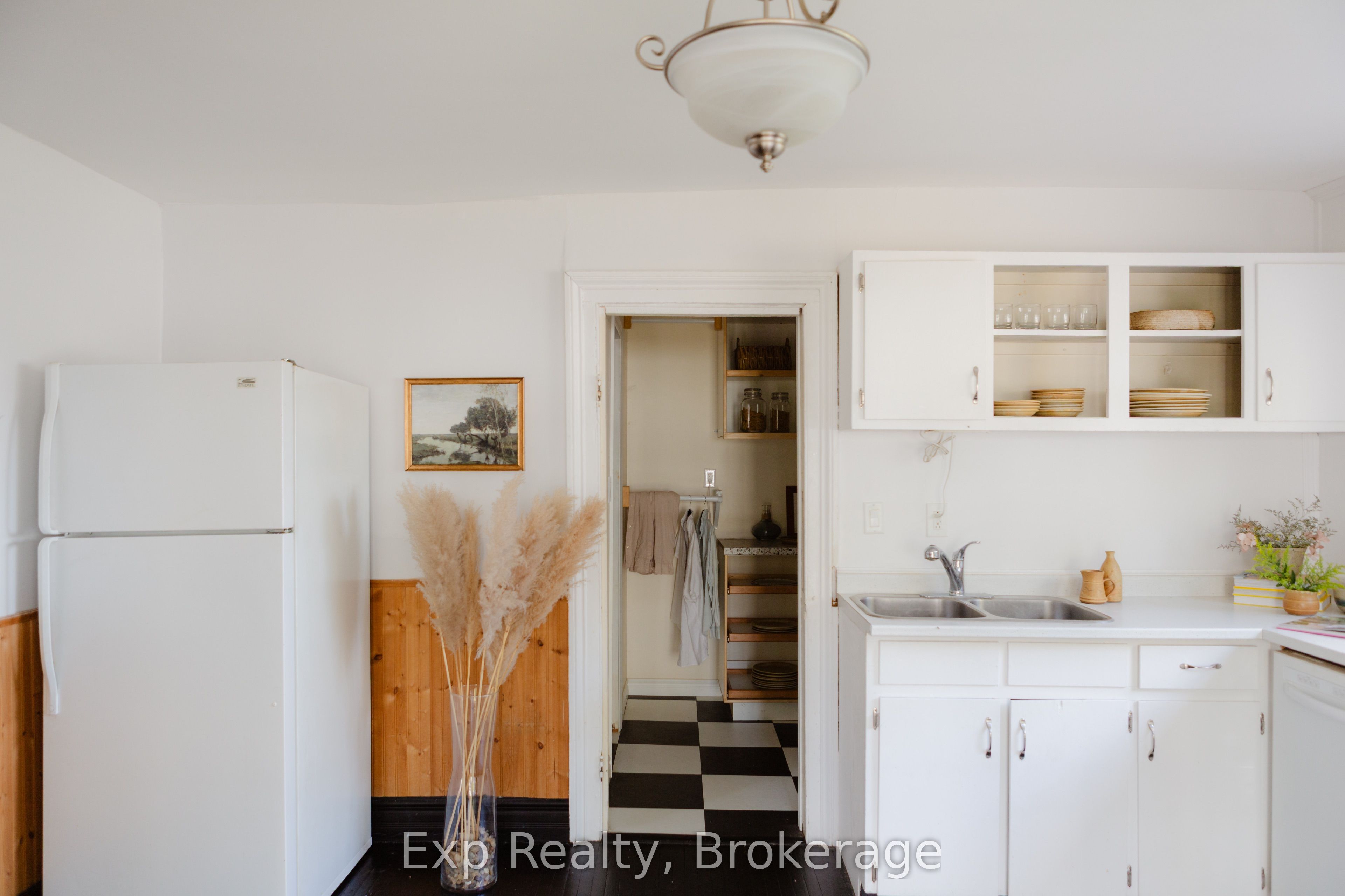 112 Front Street W