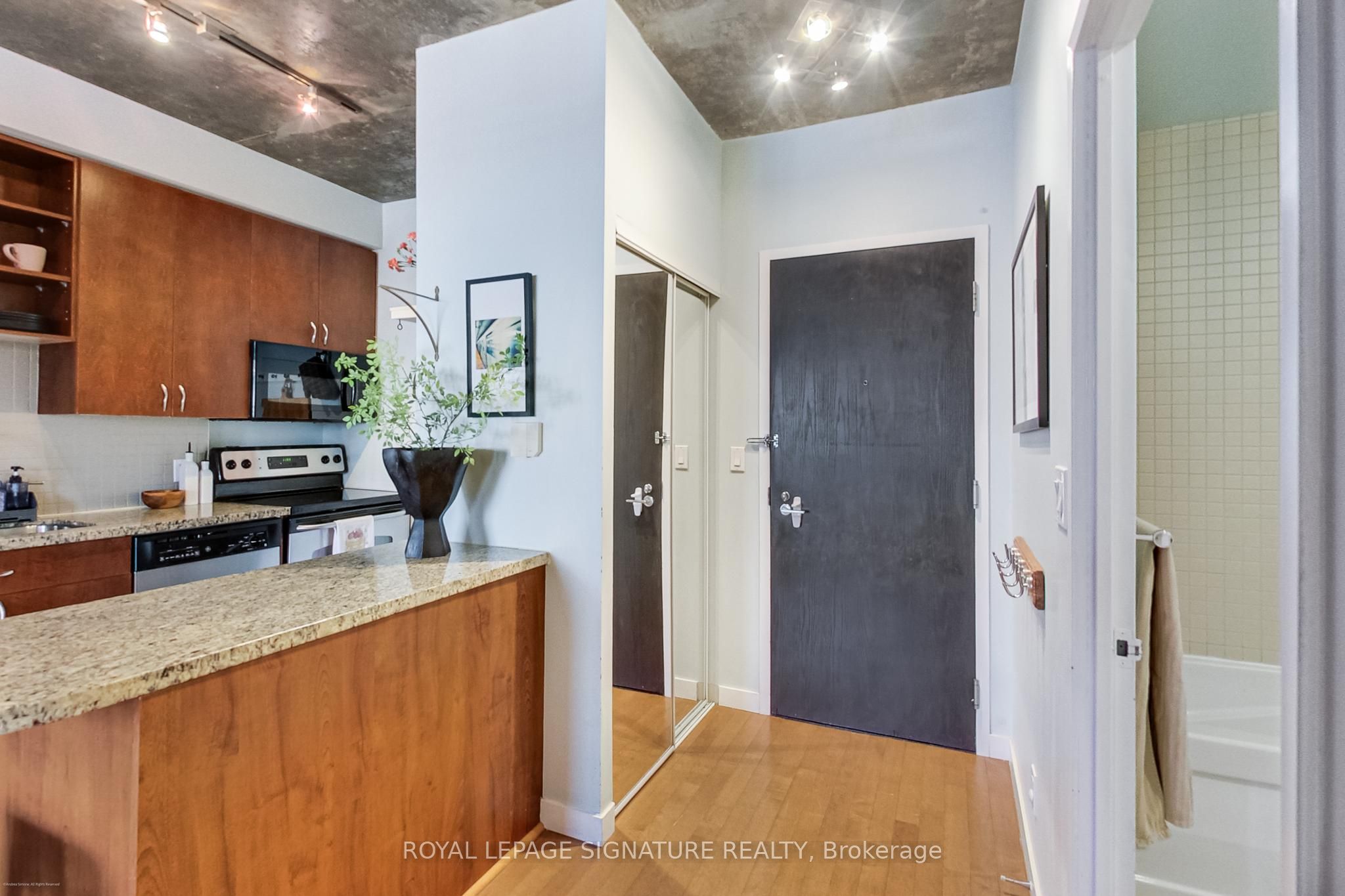 1005 King Street W 718