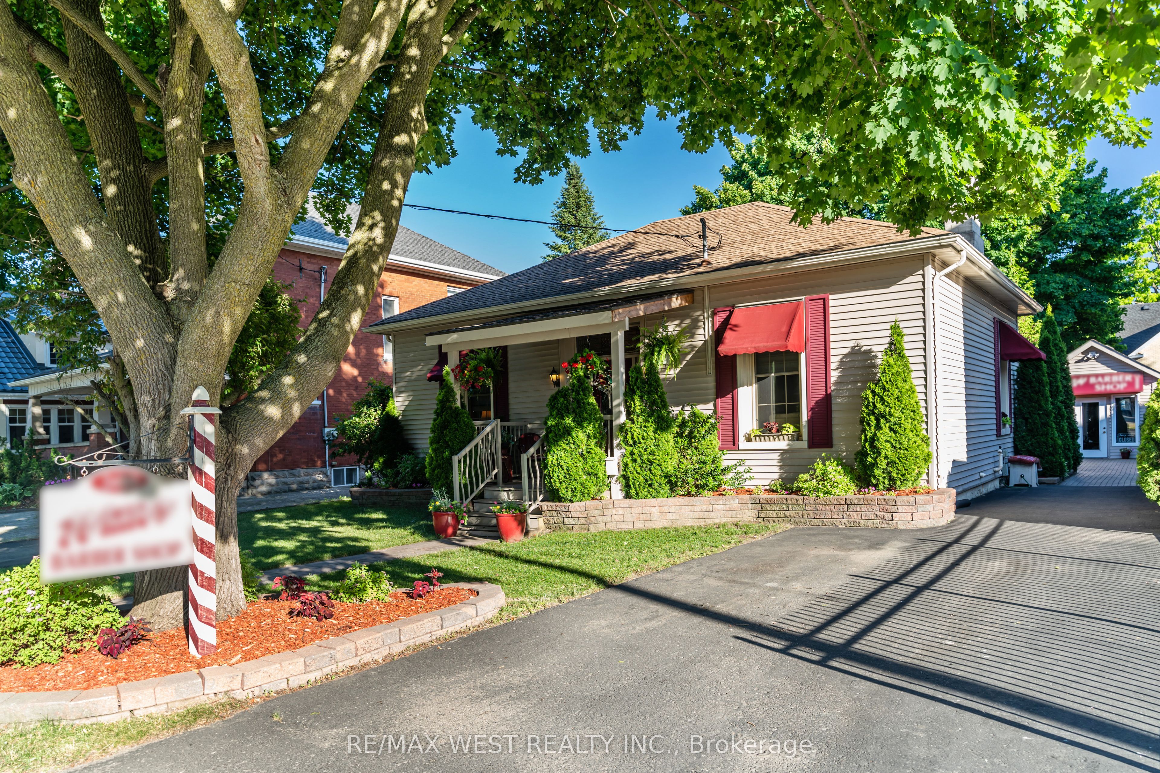 560 Peel Street