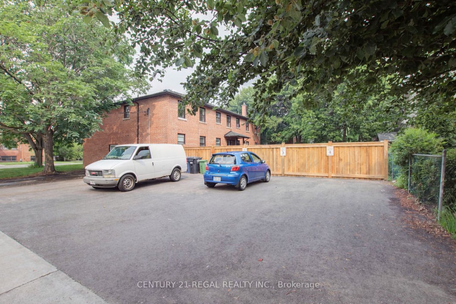 2127 Harris Crescent