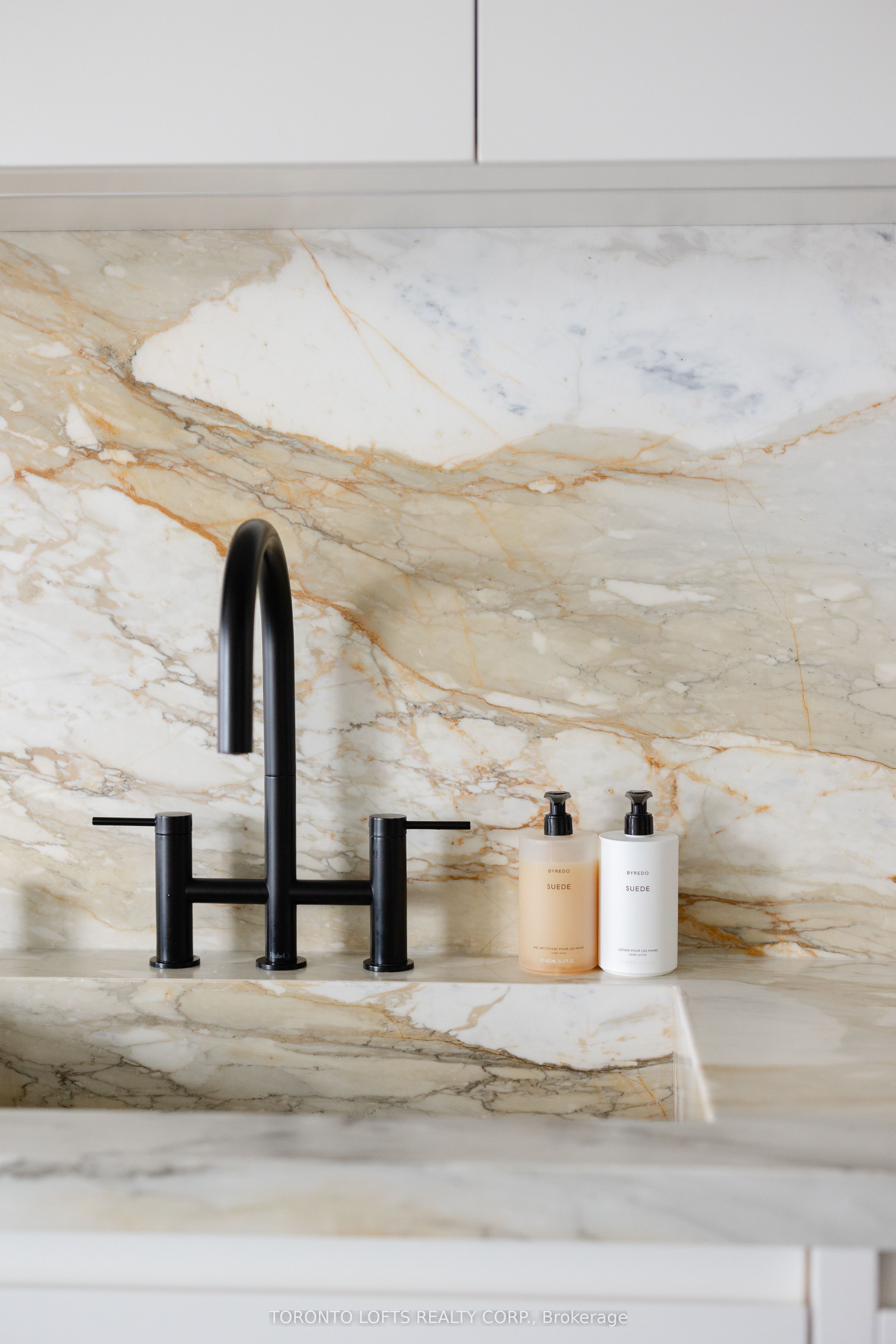 637 Lake Shore Boulevard W 318