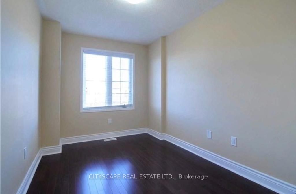 1136 Schooling Drive E