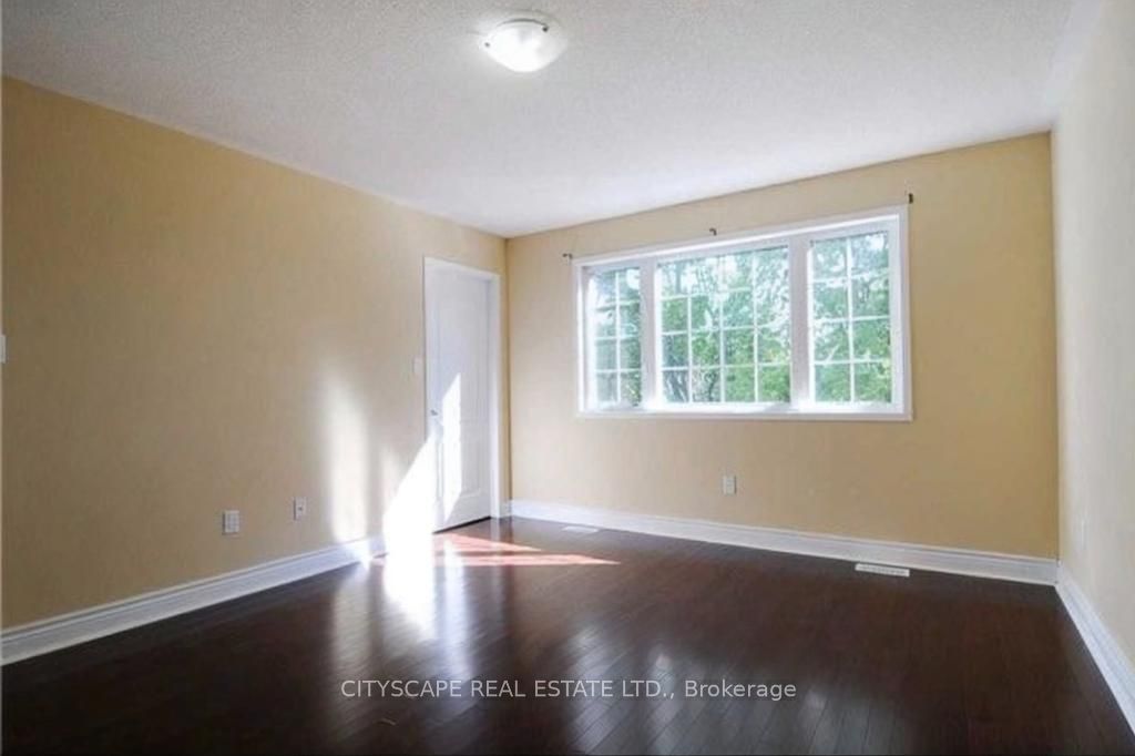 1136 Schooling Drive E