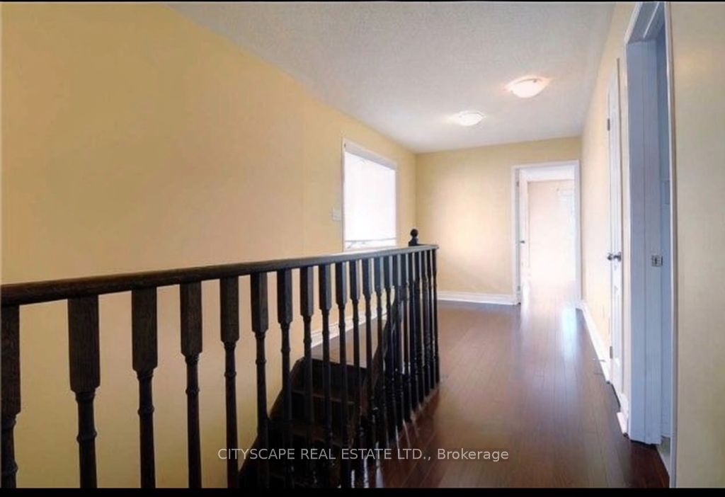 1136 Schooling Drive E