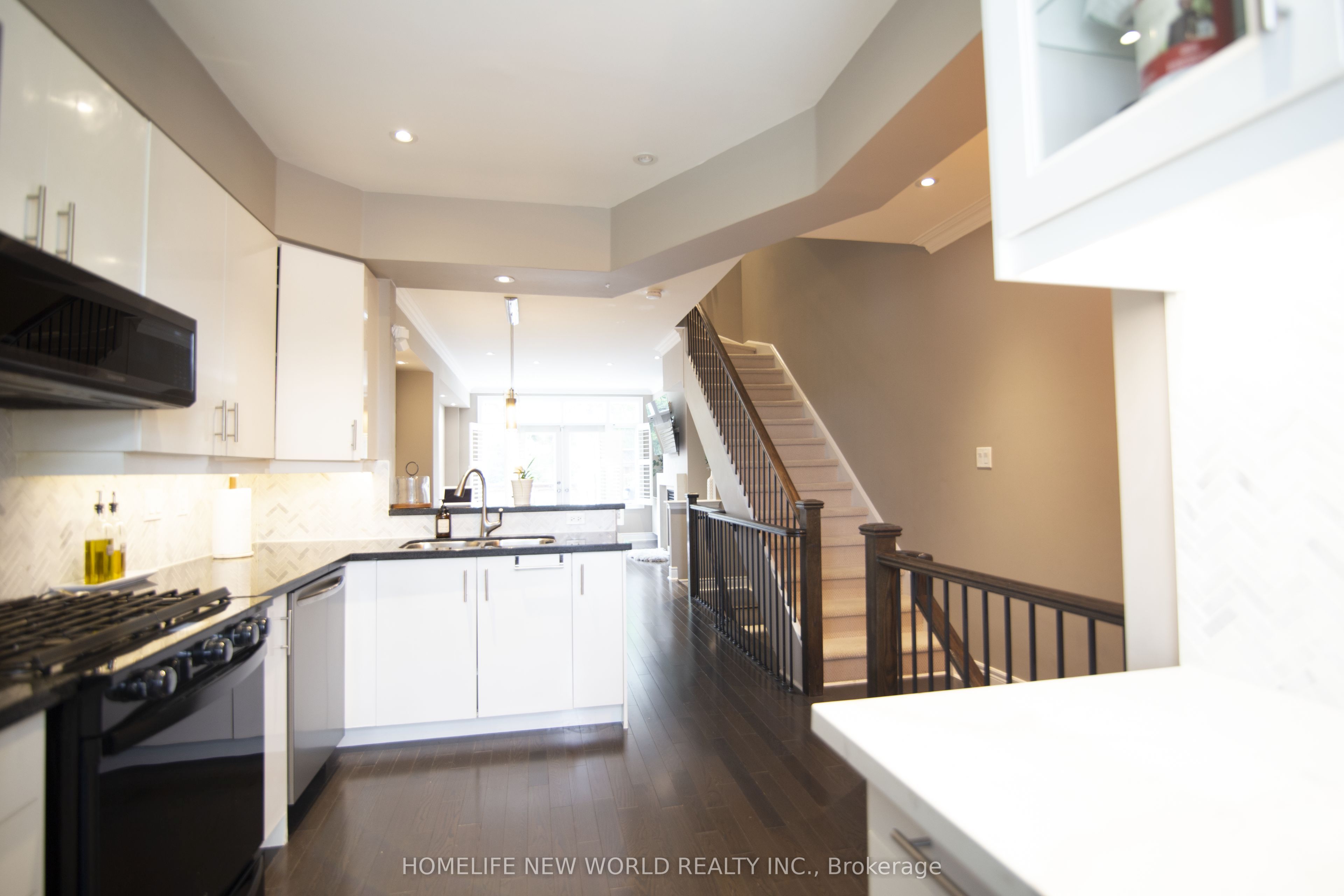 585A Oxford Street