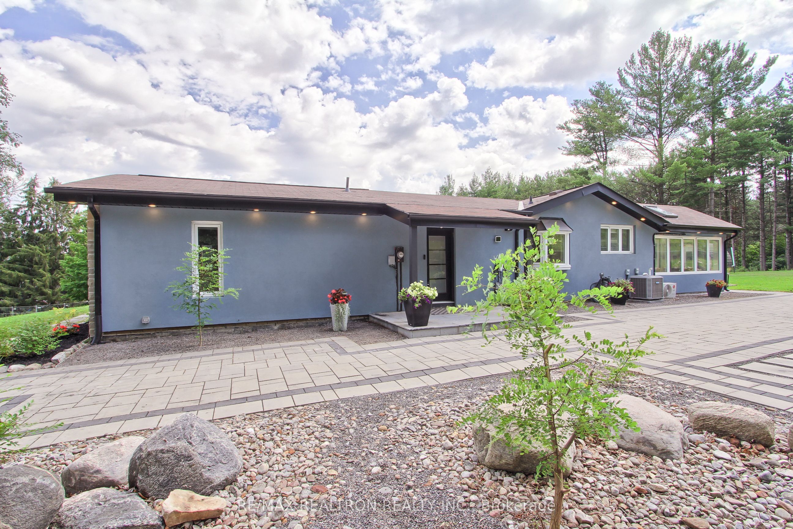 3433 Mount Albert Road