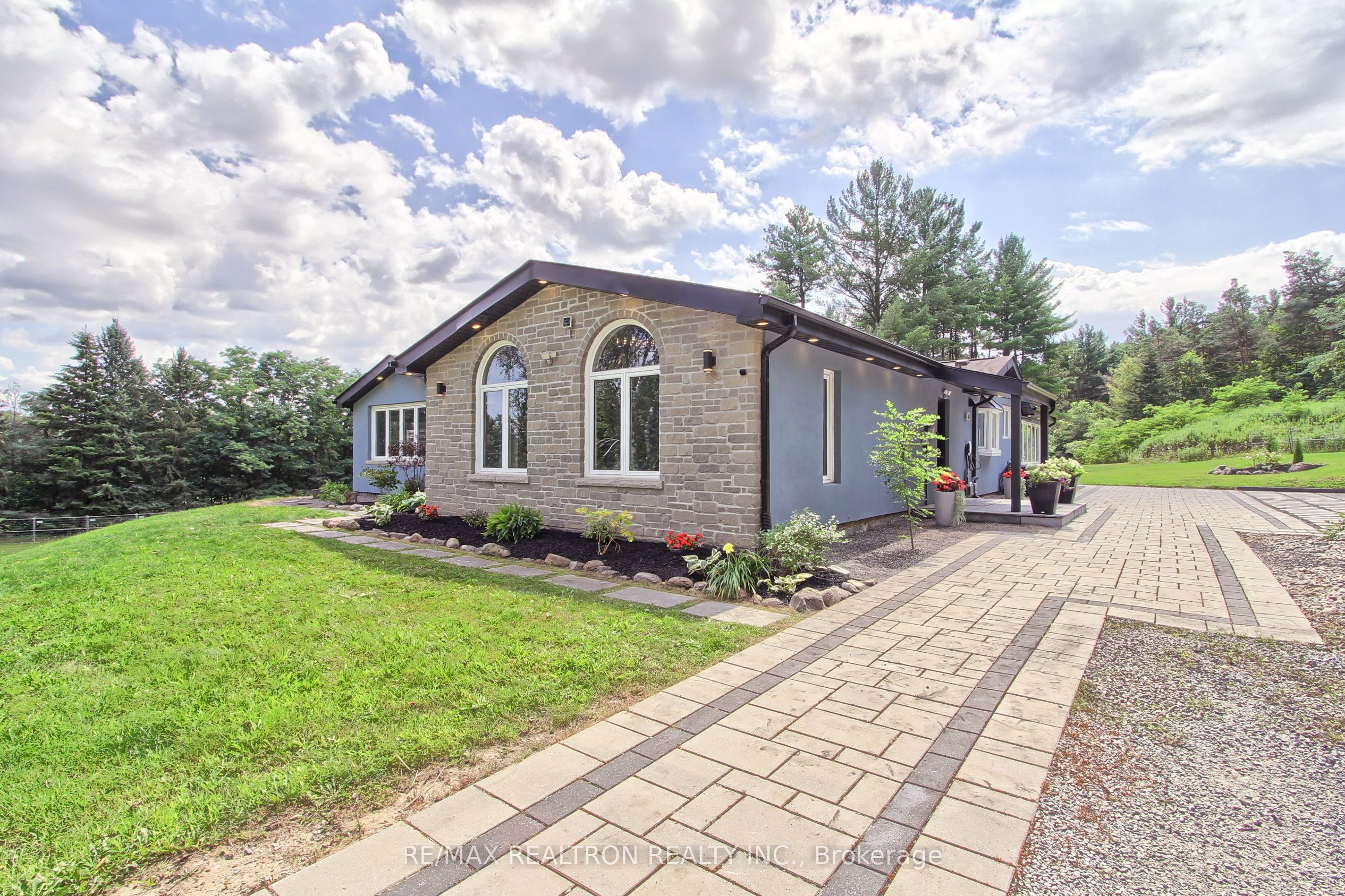 3433 Mount Albert Road