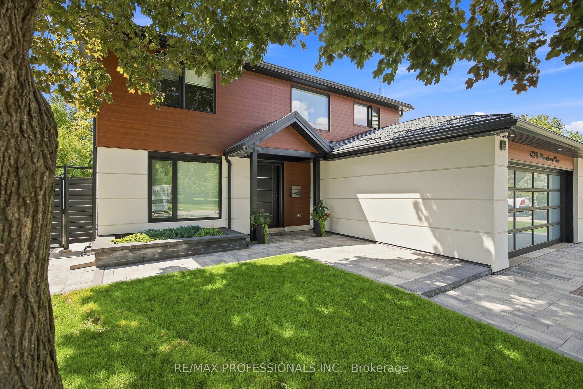 3328 Riverspray Crescent