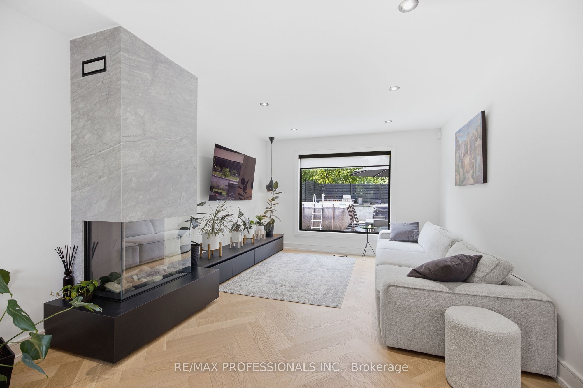 3328 Riverspray Crescent