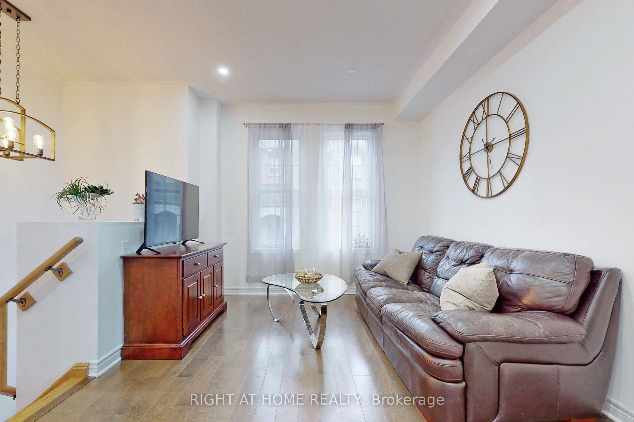 10 Porter Avenue W 3