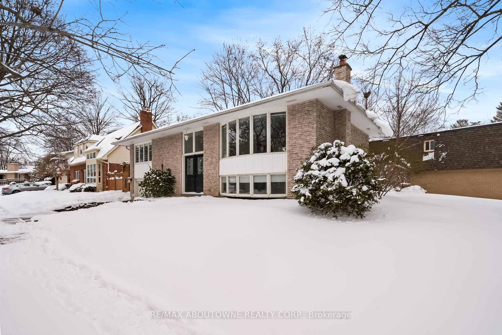 407 Canterbury Crescent