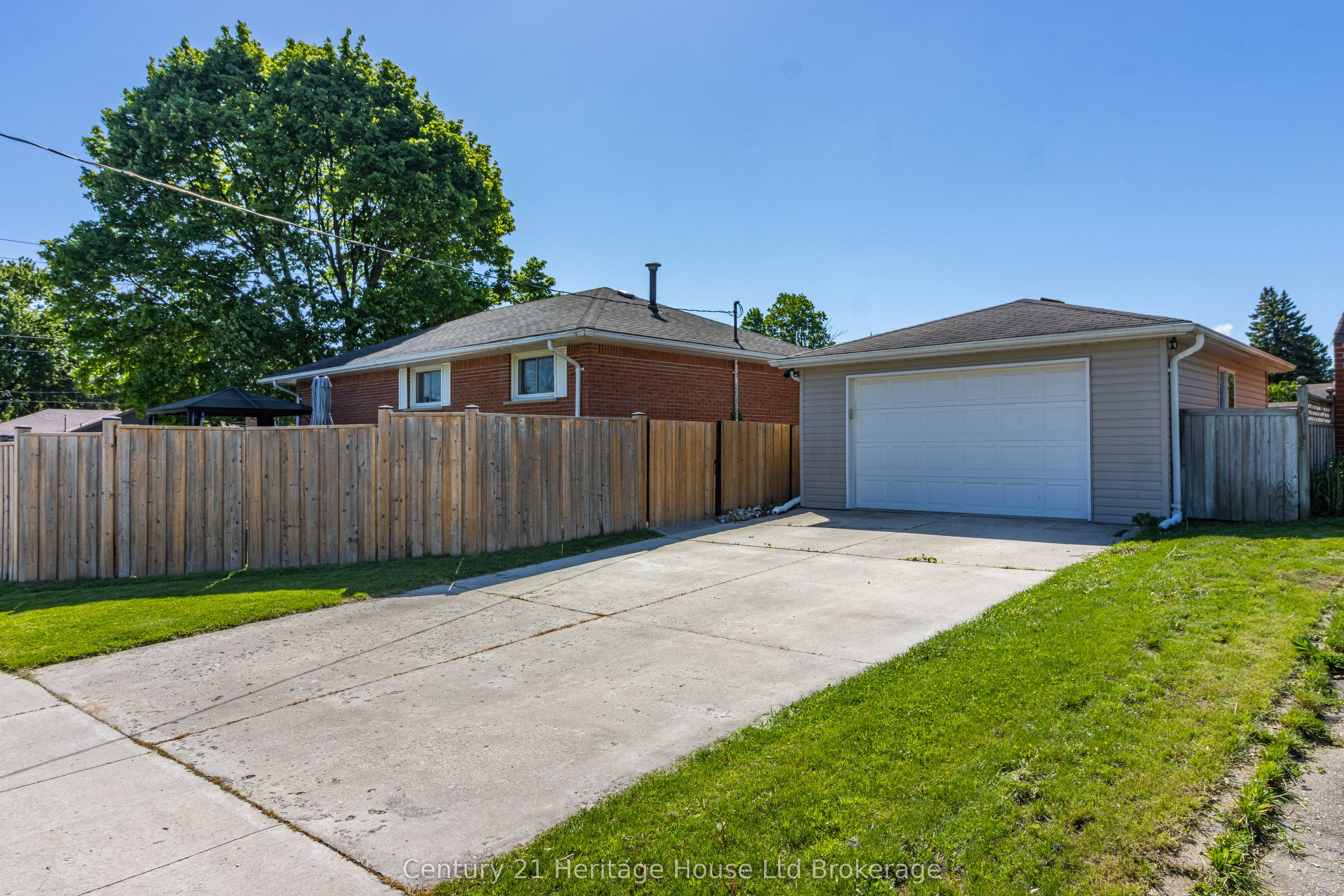 153 Springbank Avenue N