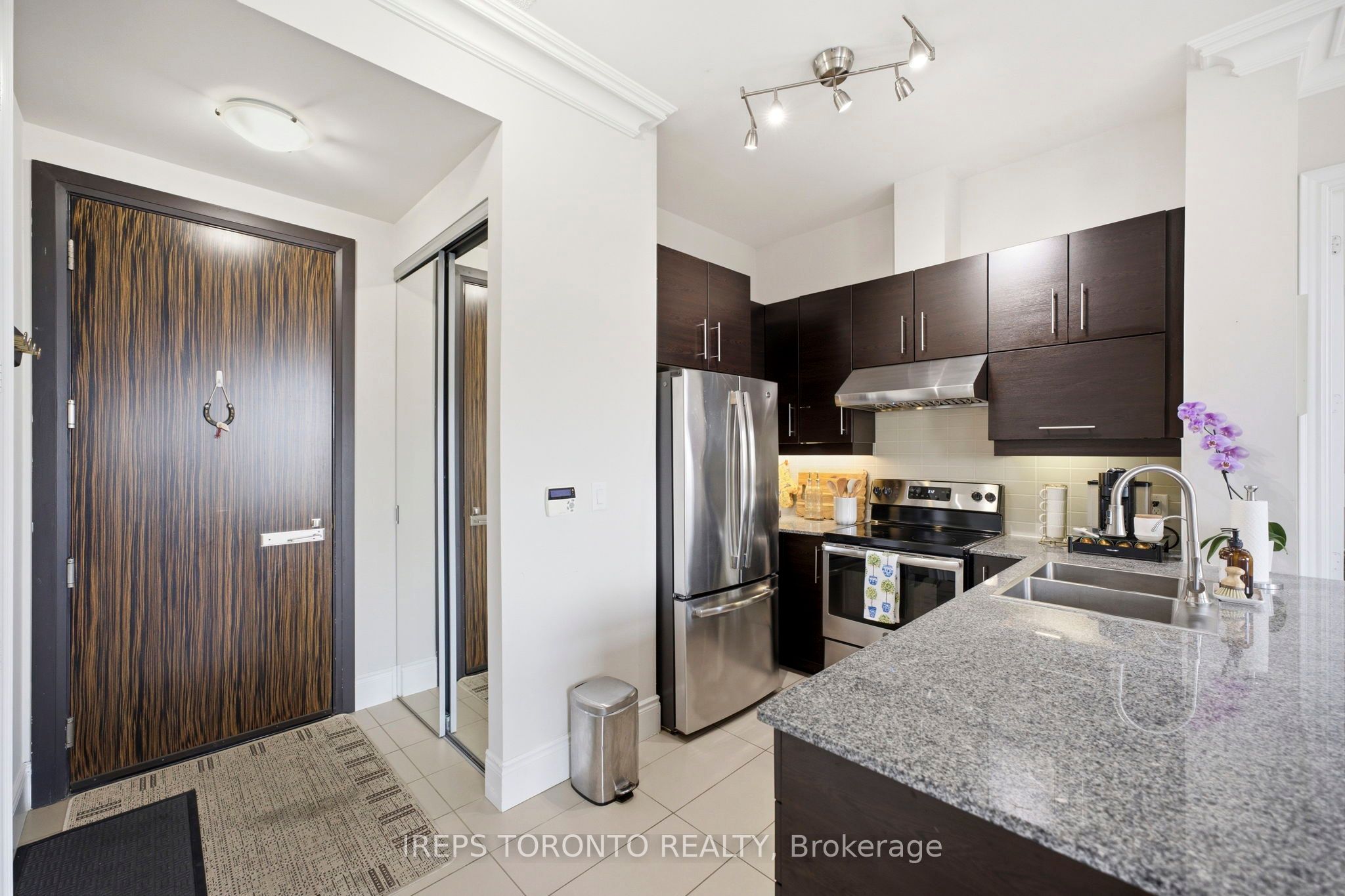 233 South Park Road Ph01