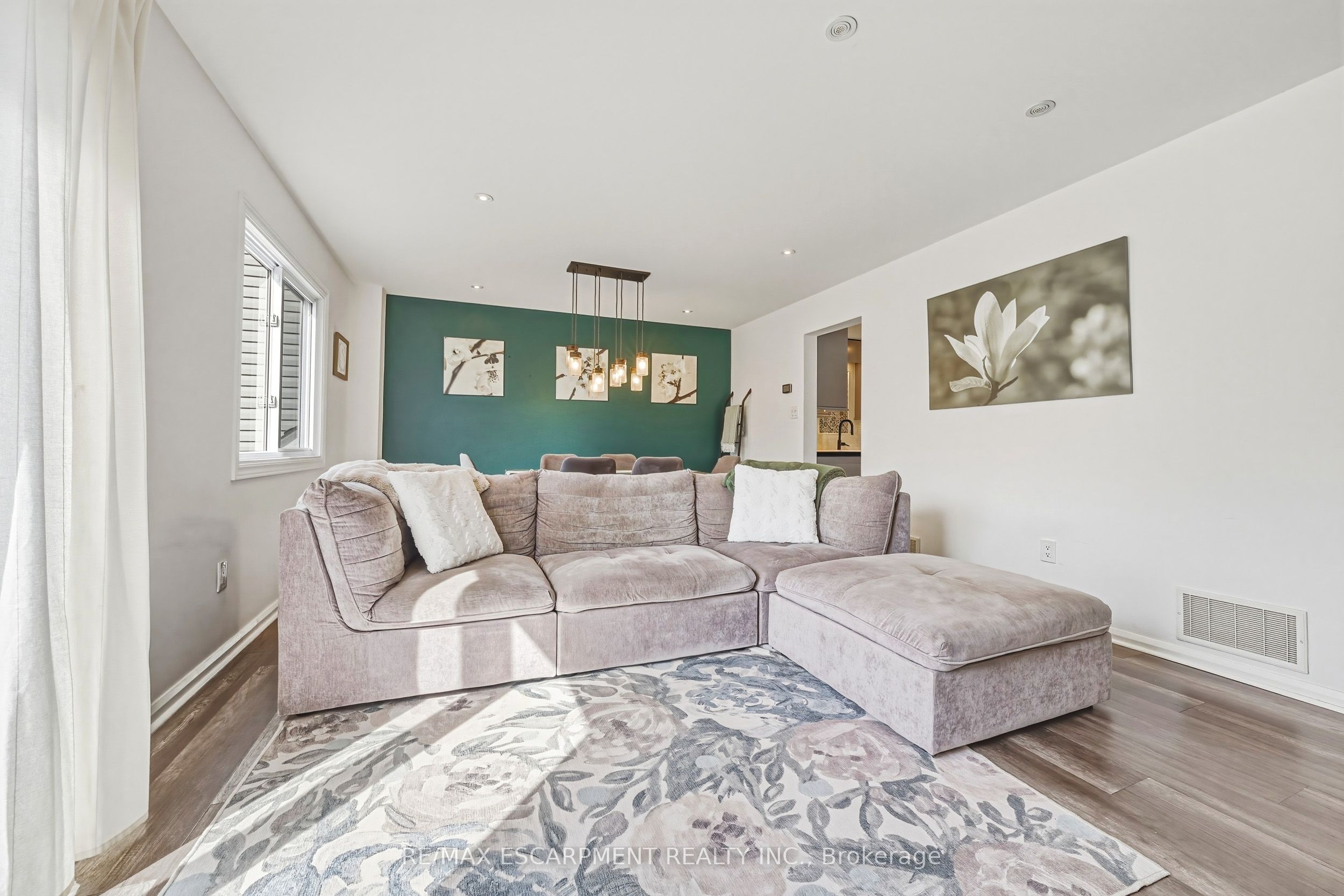 2055 Walkers Line 242