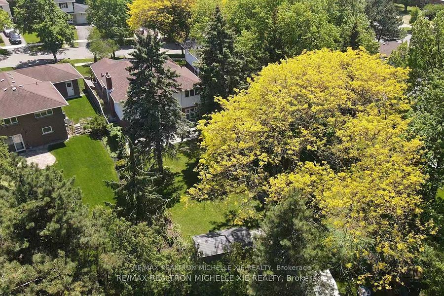 8 Meadowglade Crescent