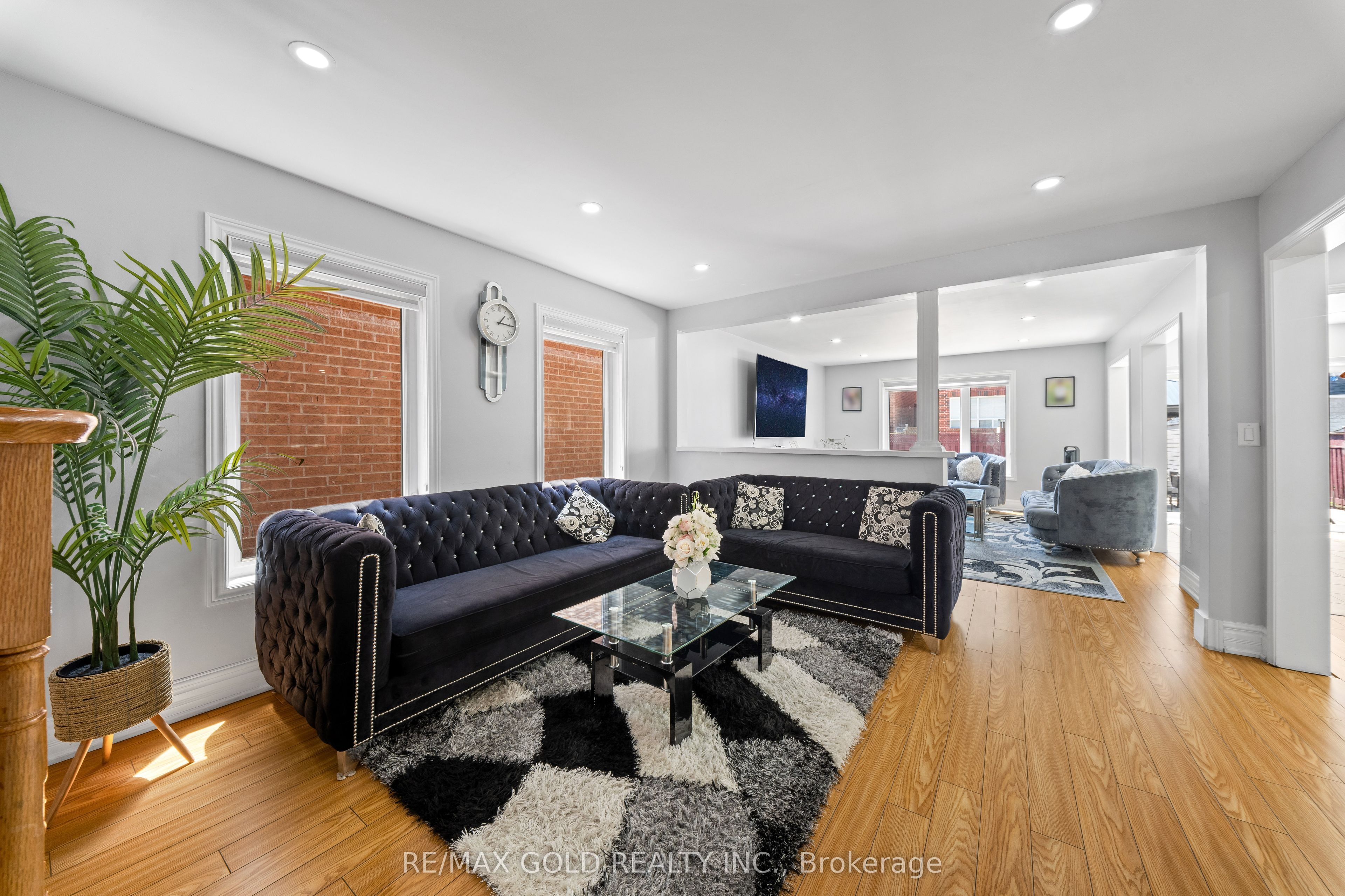 8 Bayridge Drive
