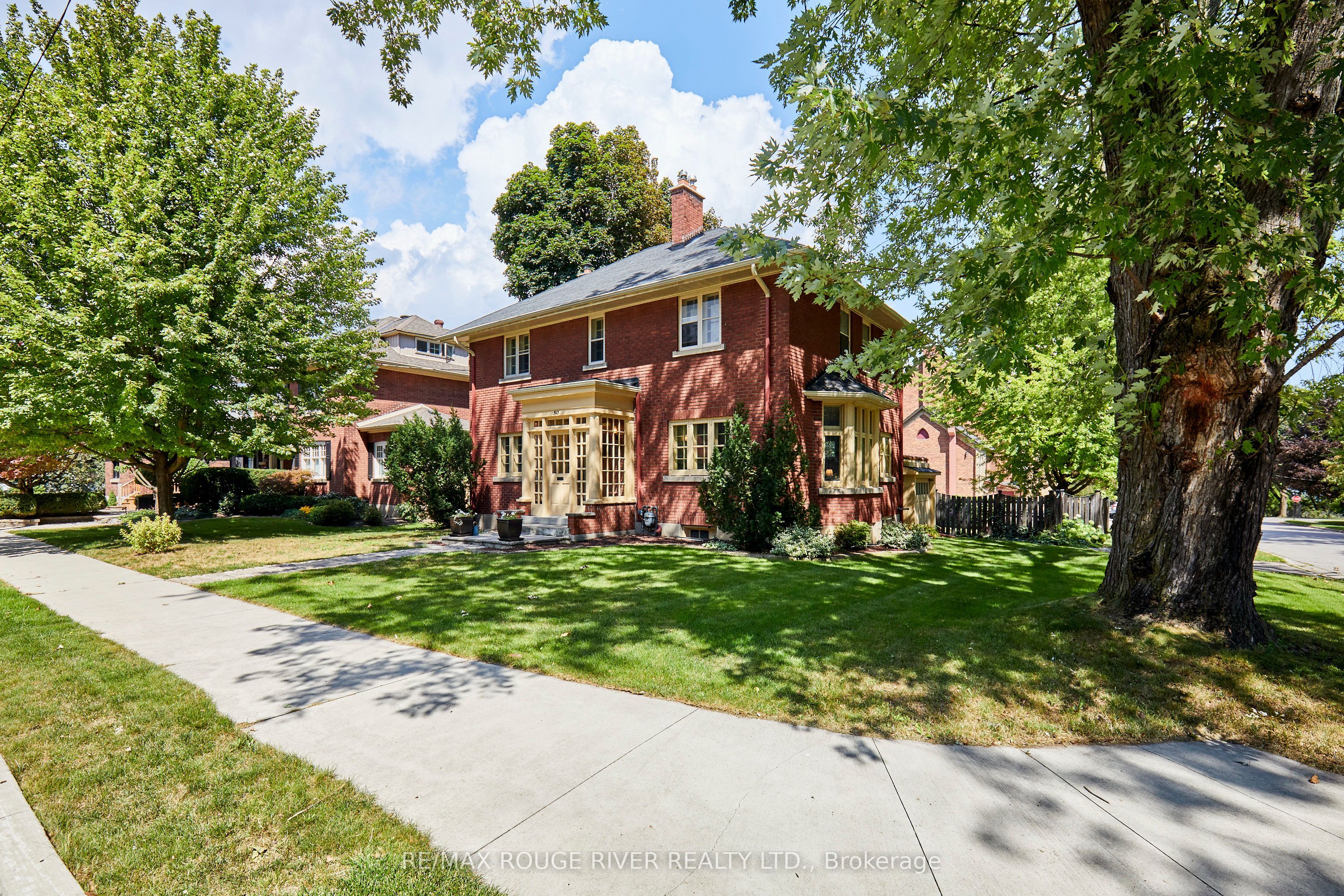 513 Centre Street S