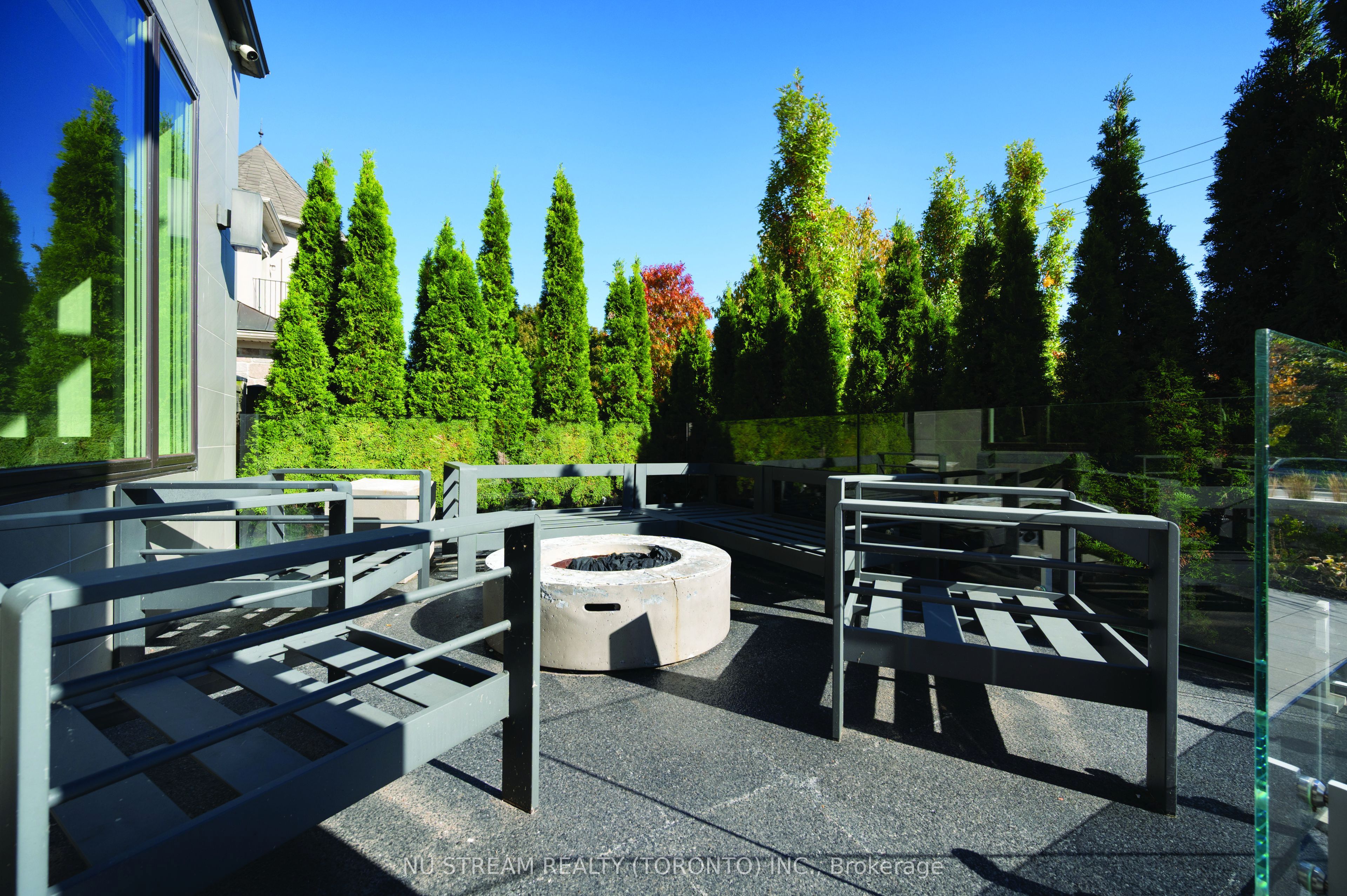 3425 Lakeshore Road W