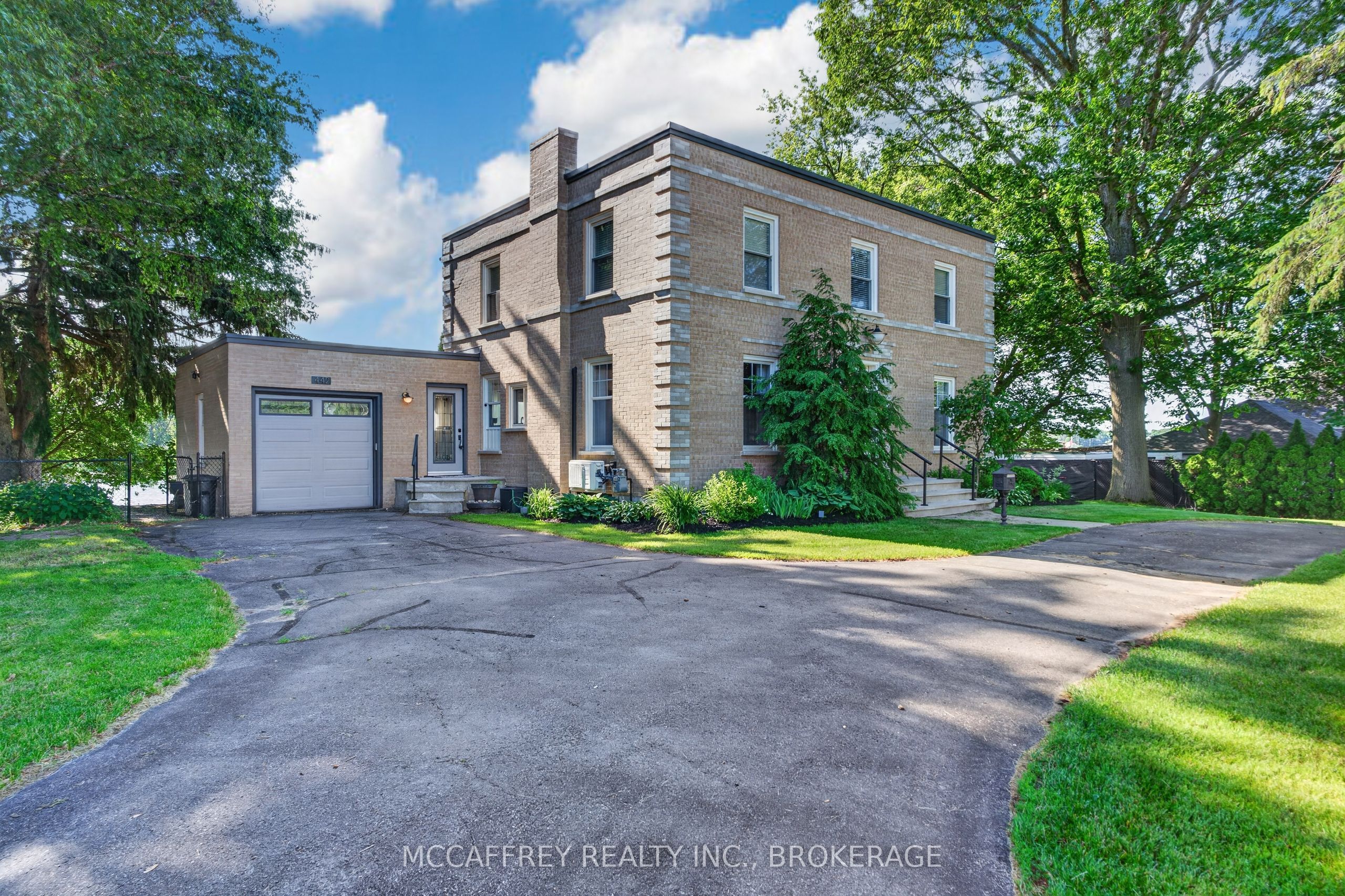 442 DUNDAS Street W