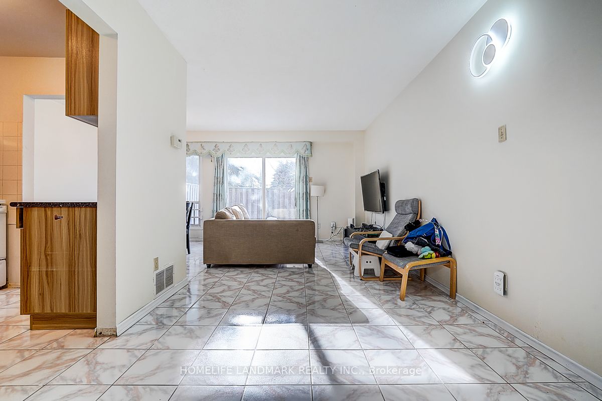 1121 Sandhurst Circle 32