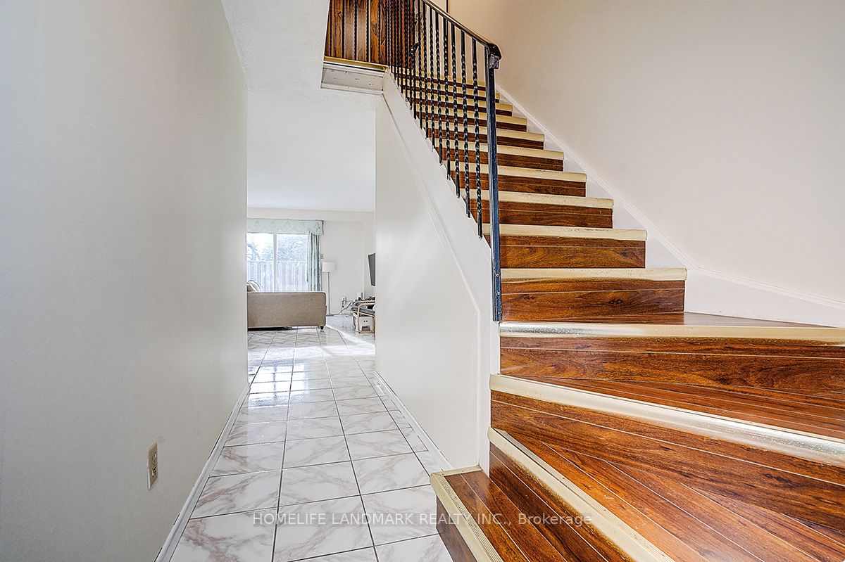 1121 Sandhurst Circle 32