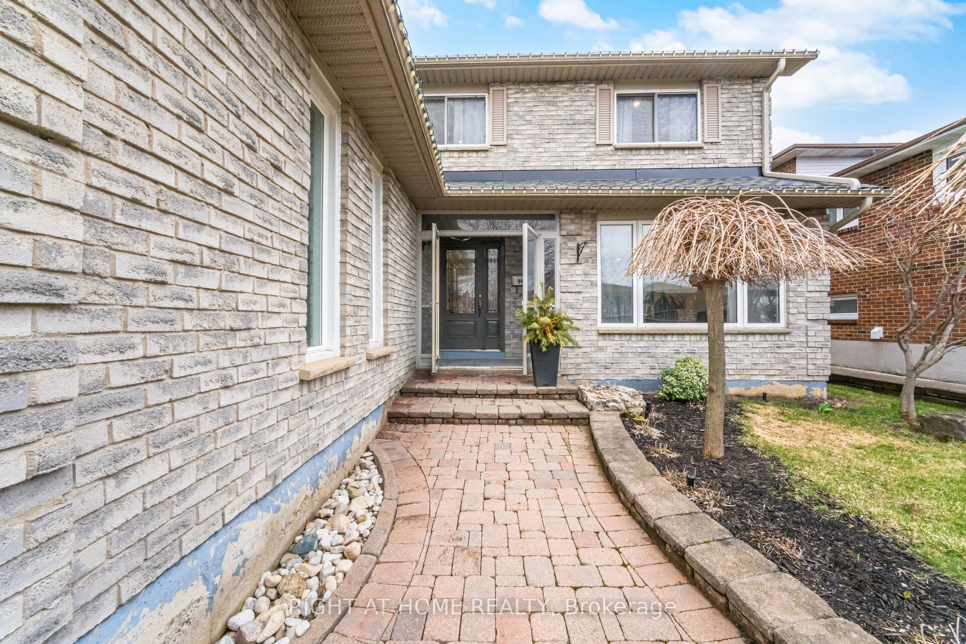 909 Lovingston Crescent