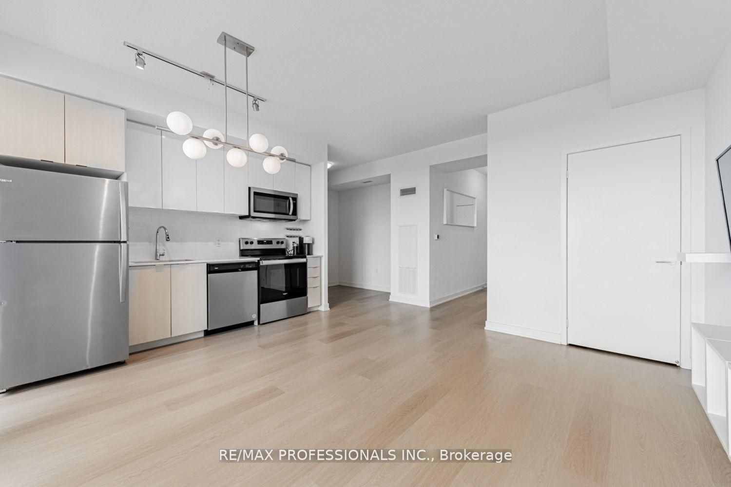 859 The Queensway N/A 313