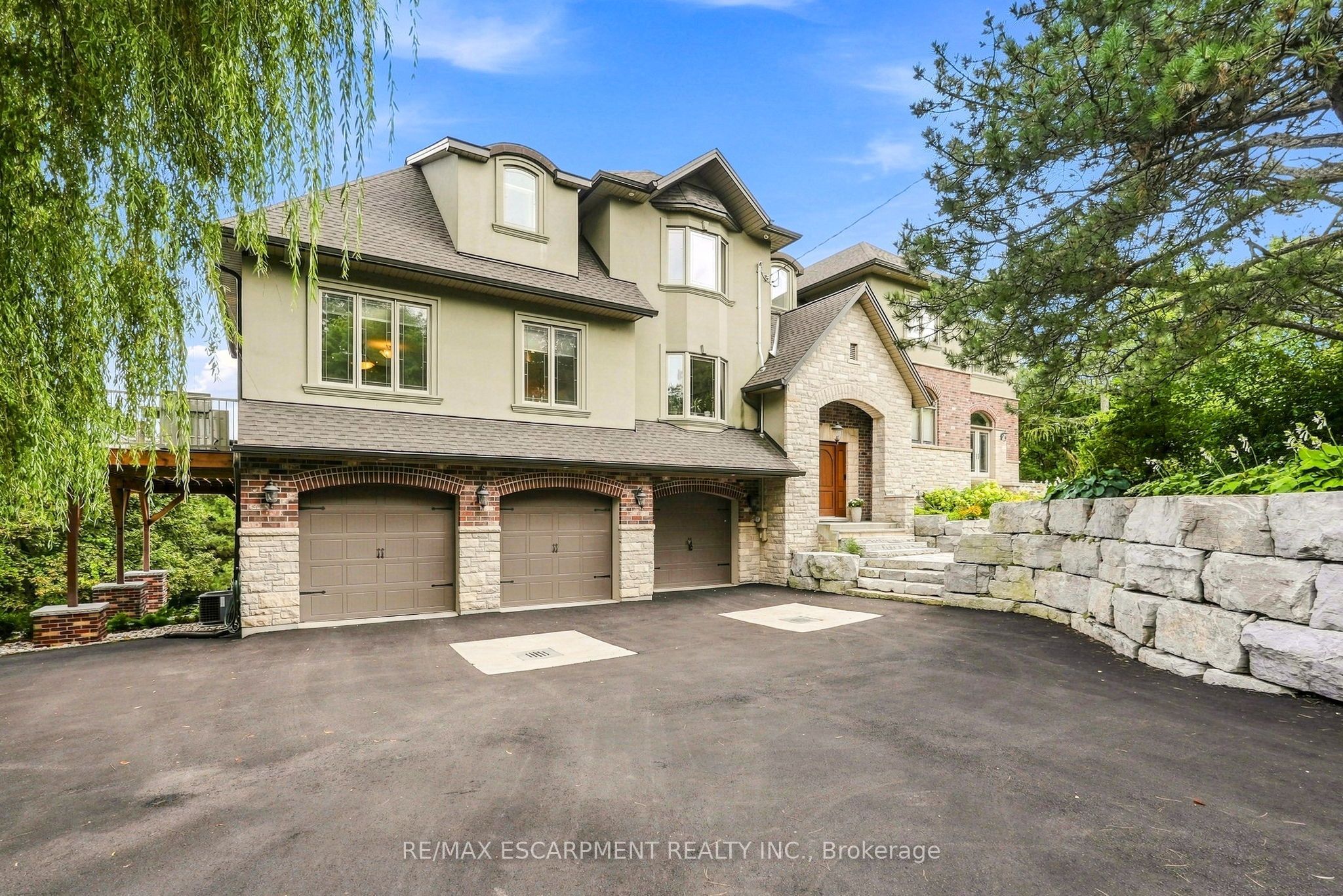 1296 Dundas Street