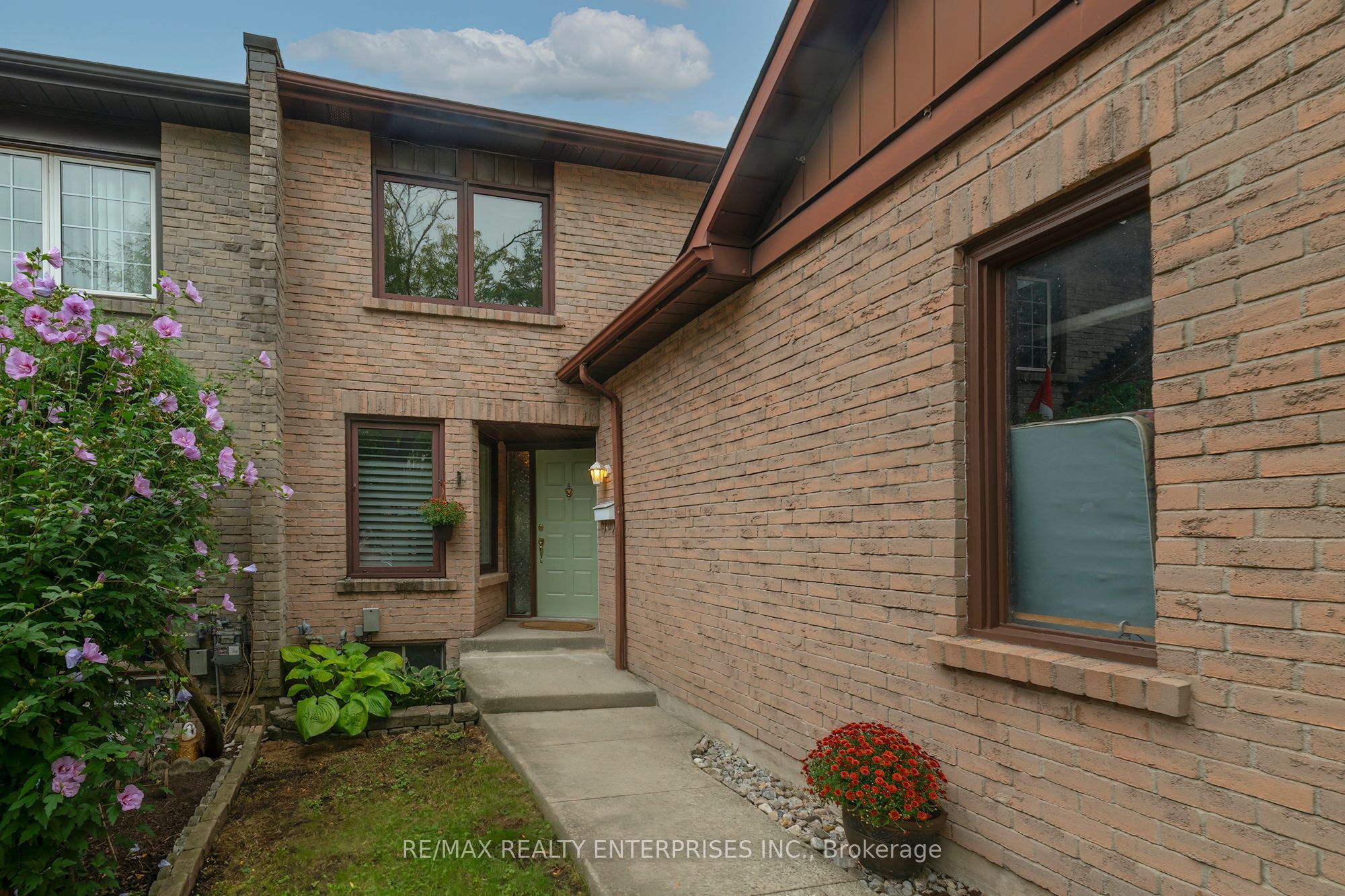 1066 Runnymead Crescent
