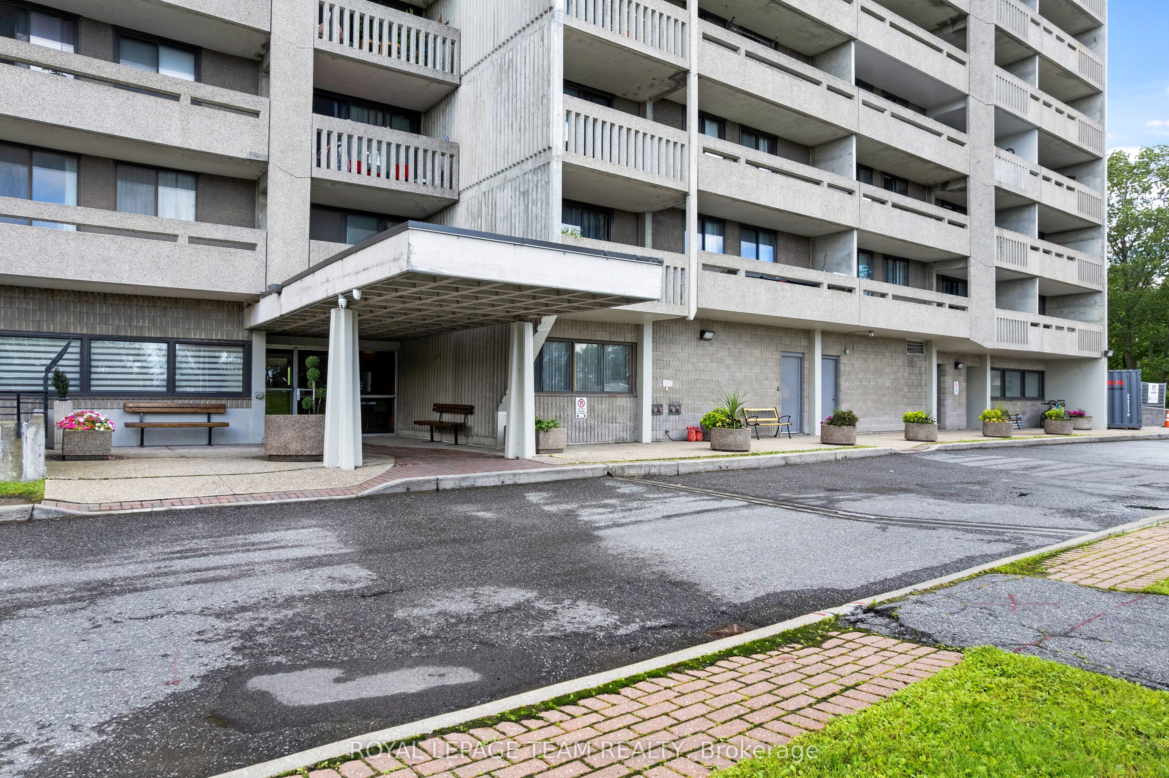 415 Greenview Avenue 1402