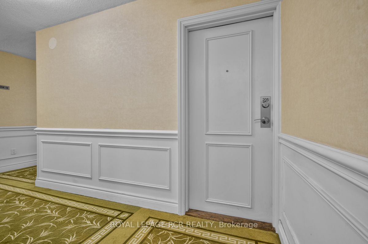 1535 Lakeshore Road E 205