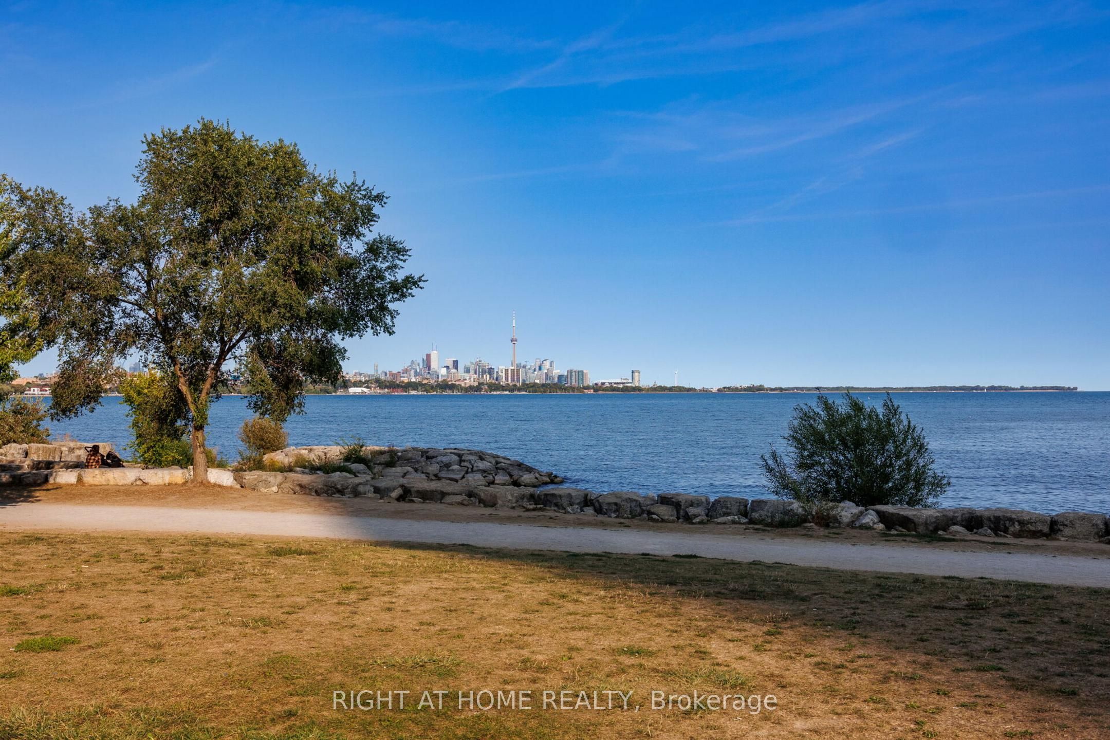 2119 Lake Shore Boulevard W 217