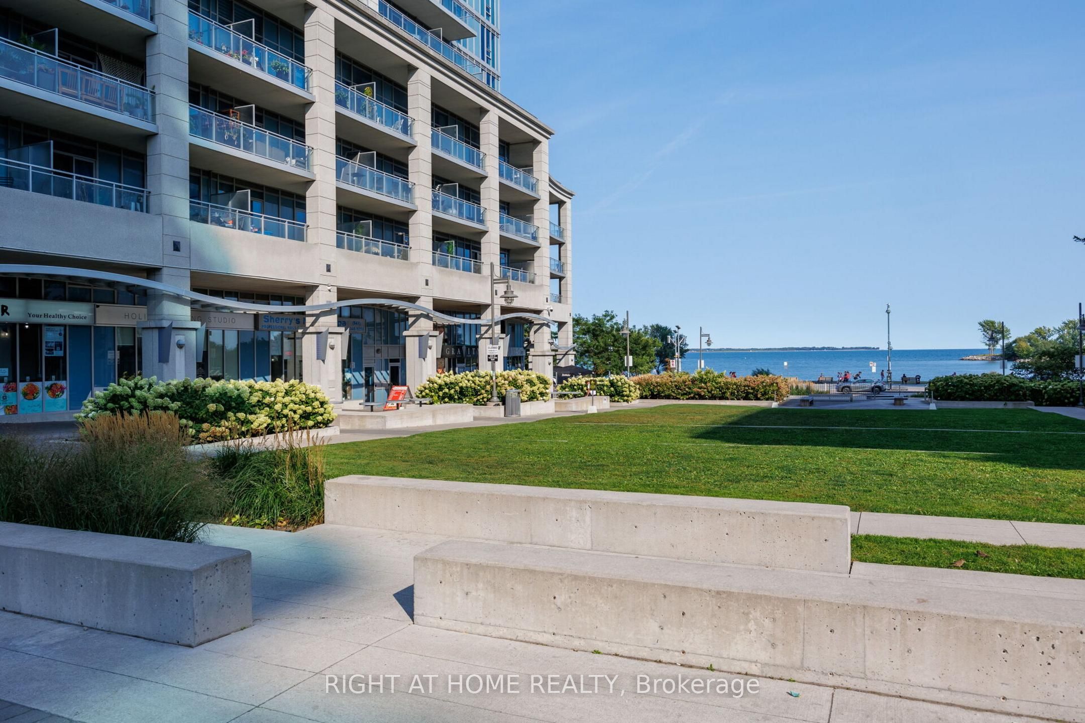 2119 Lake Shore Boulevard W 217