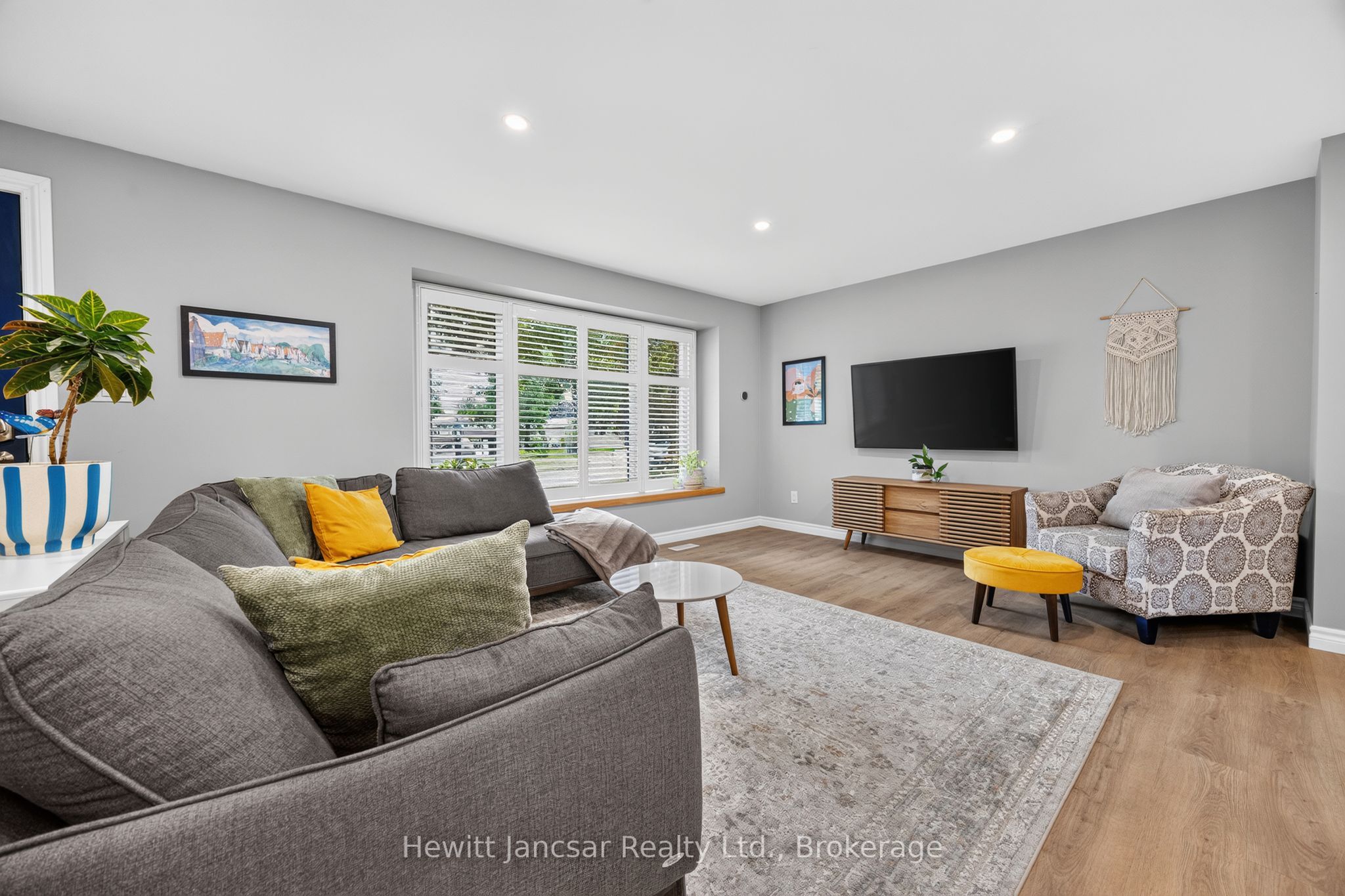 987 Nesbitt Crescent