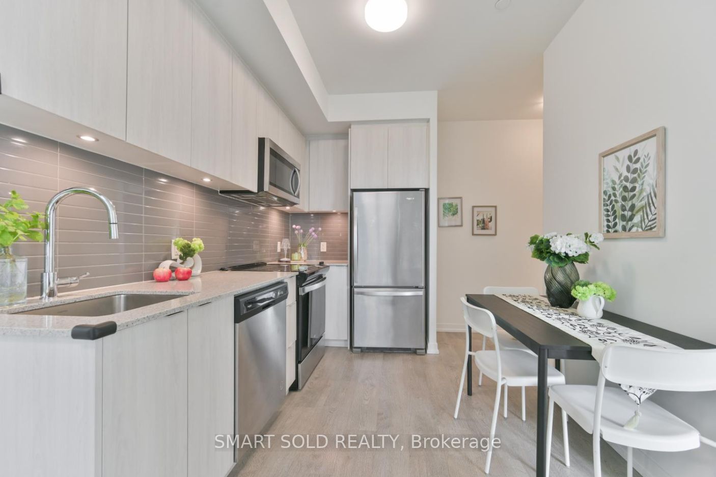 8868 Yonge Street 909E