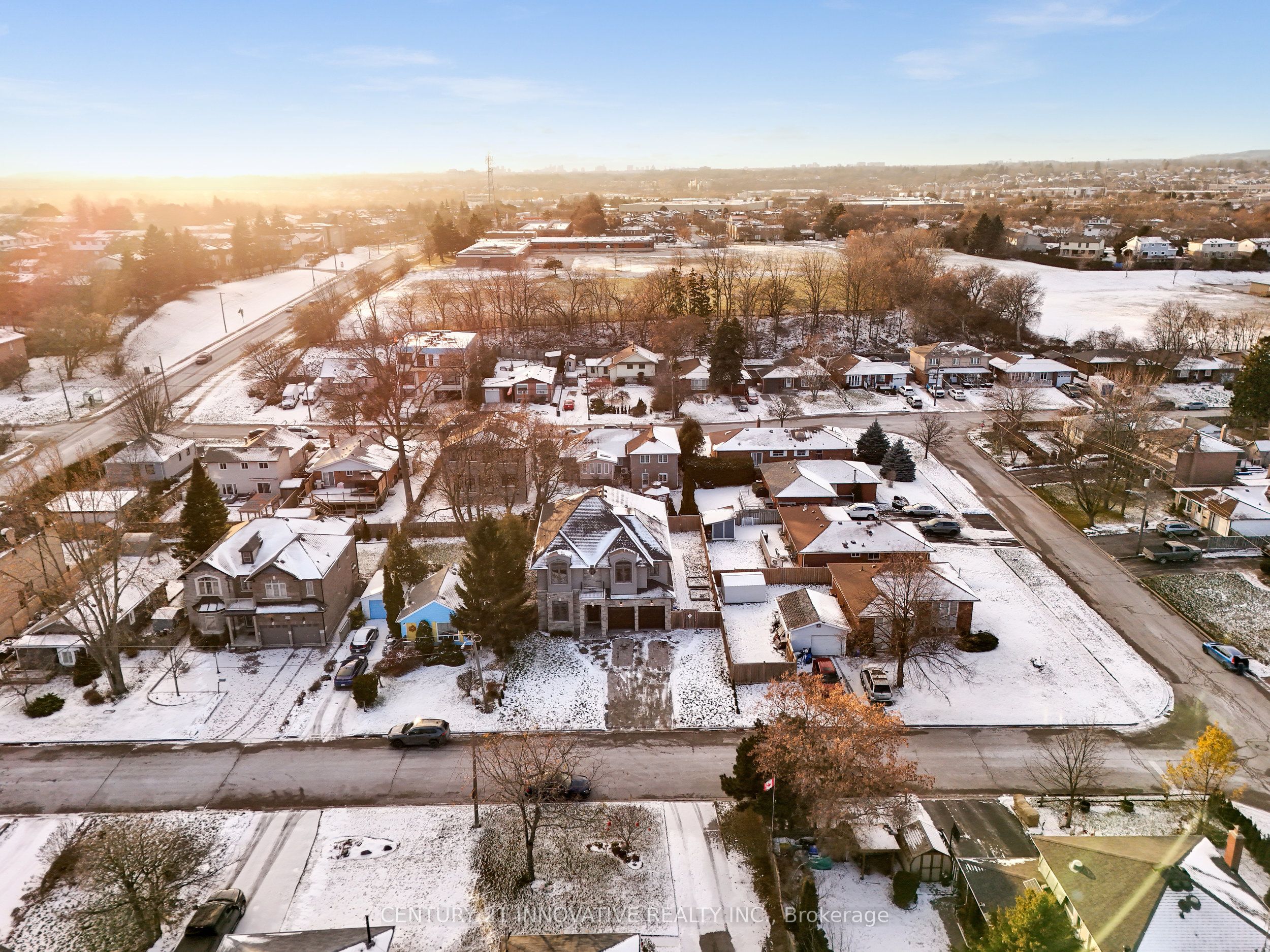 752 Hillview Crescent