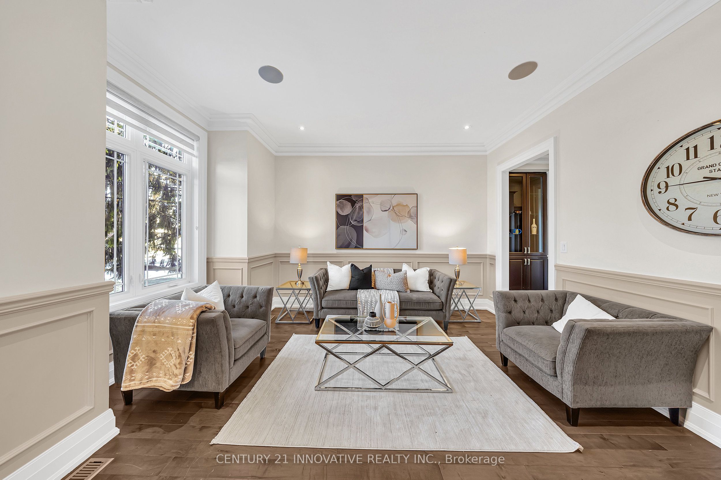 752 Hillview Crescent