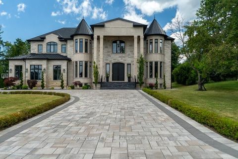 12 Hollywood Crescent King ON L0G 1N0