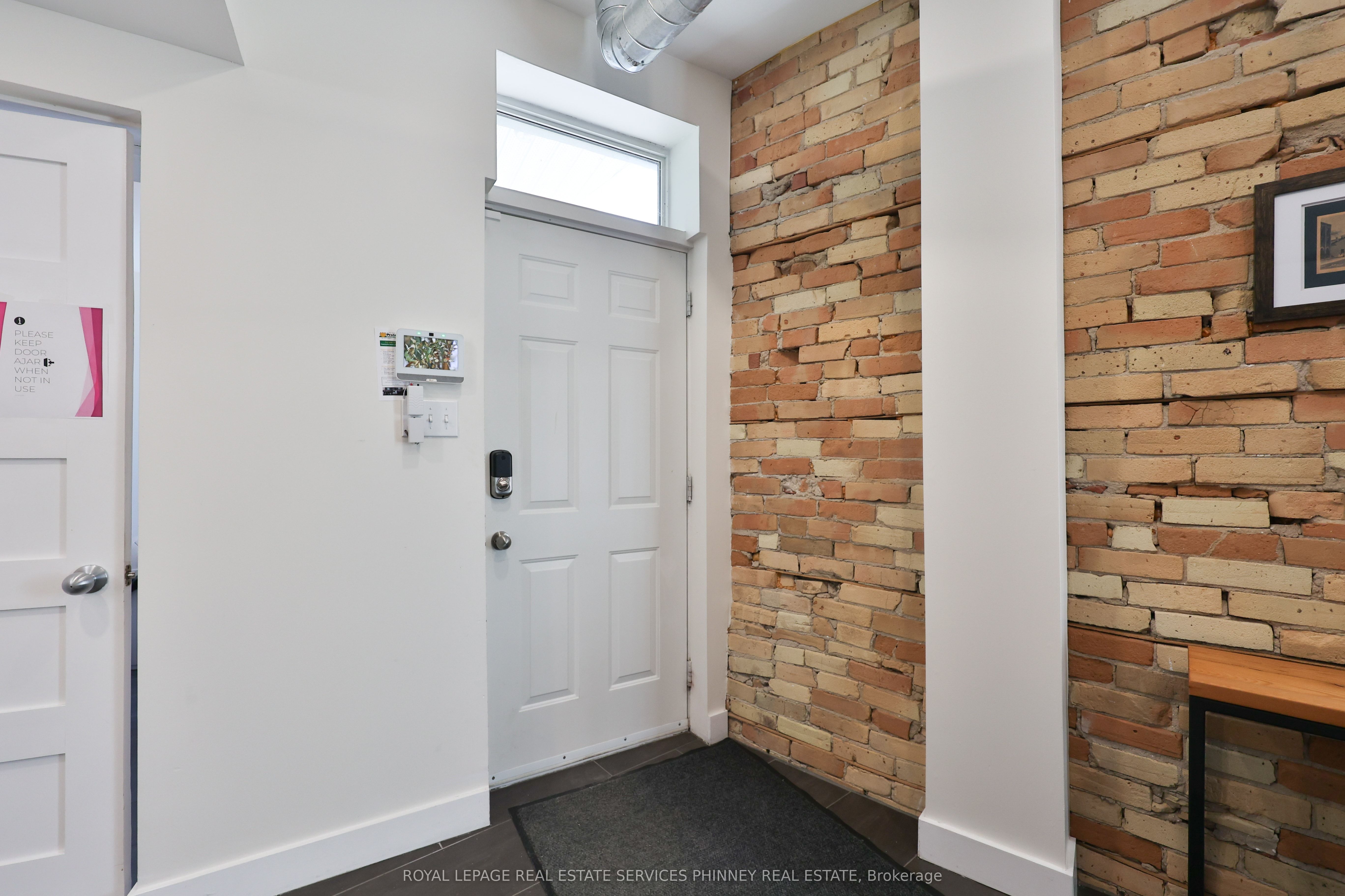 2 Queen Street E