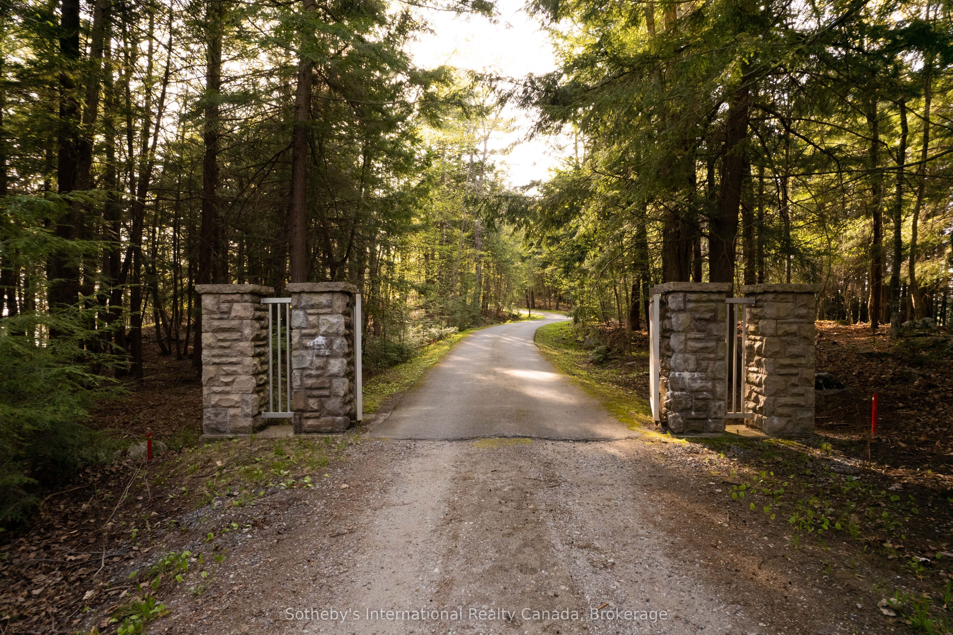 1250 WALDMERE Road Point Cottage