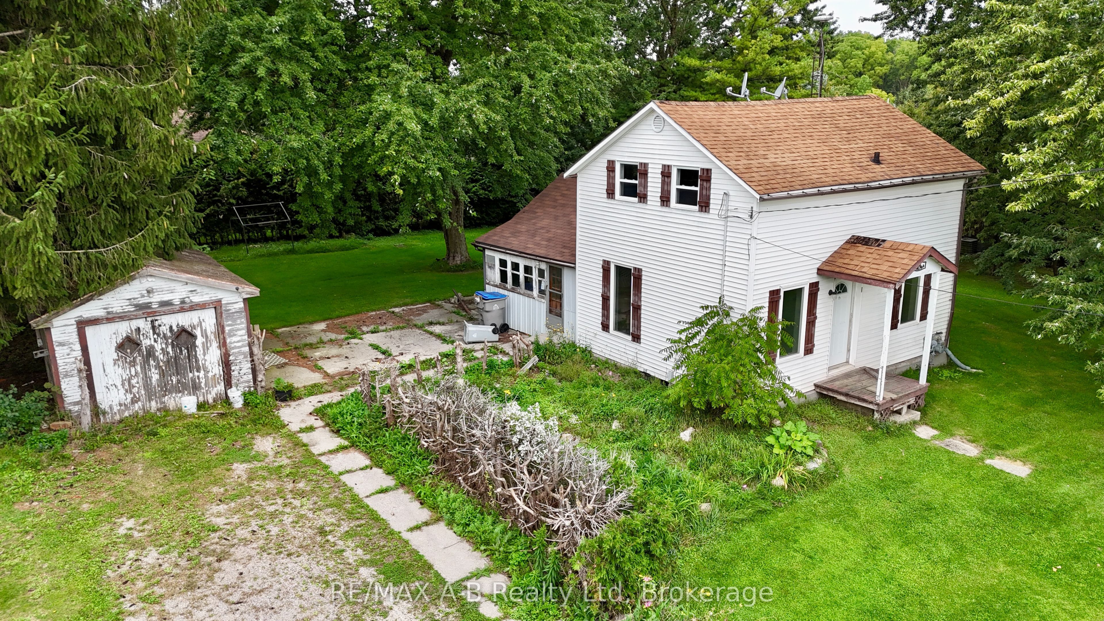 86 Salina Street N
