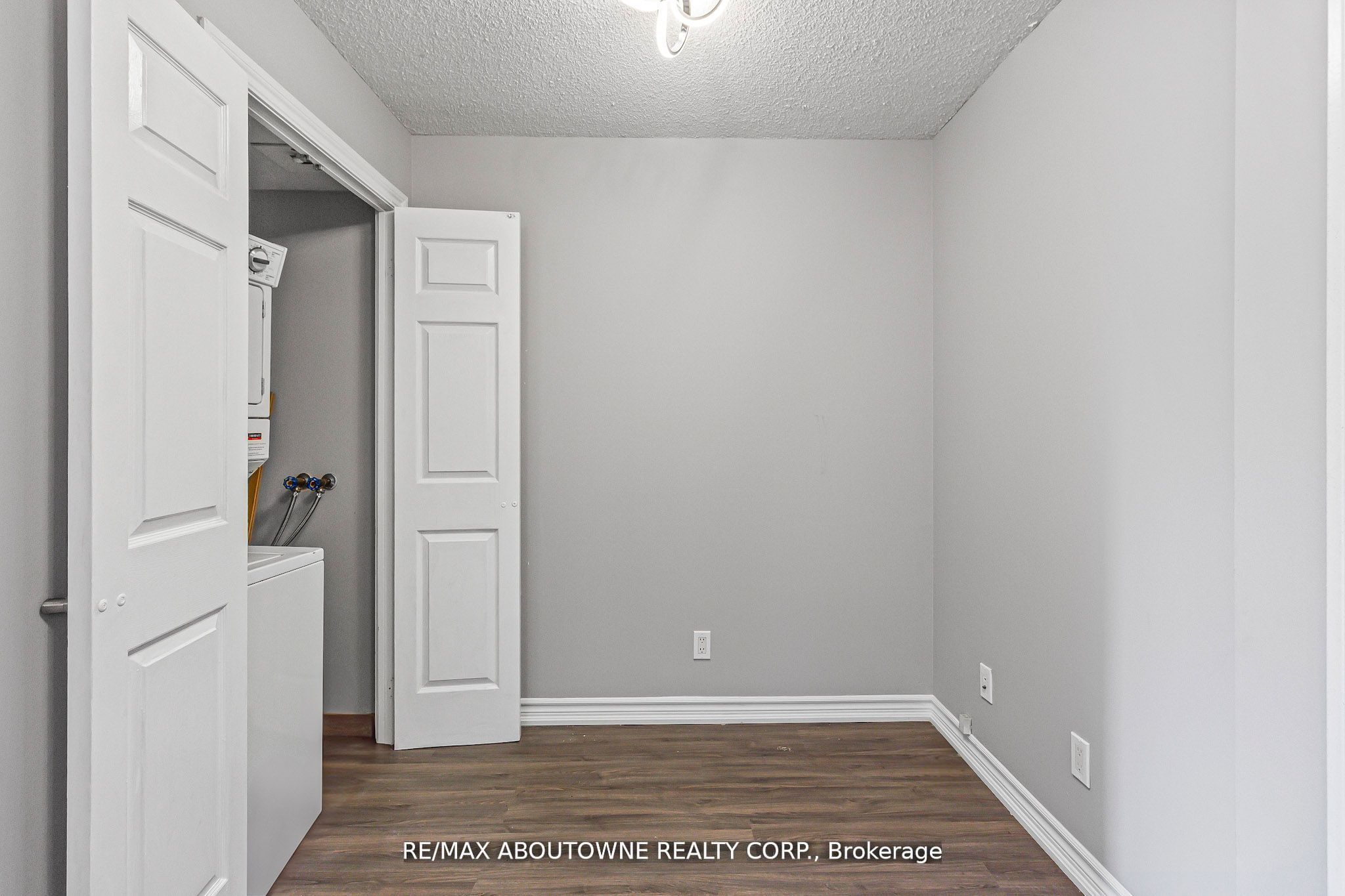 310 Burnhamthorpe Road W 401