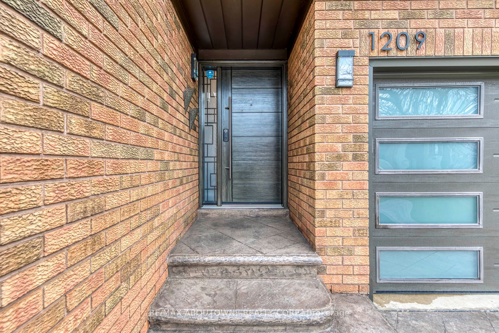 1209 Old Oak Drive